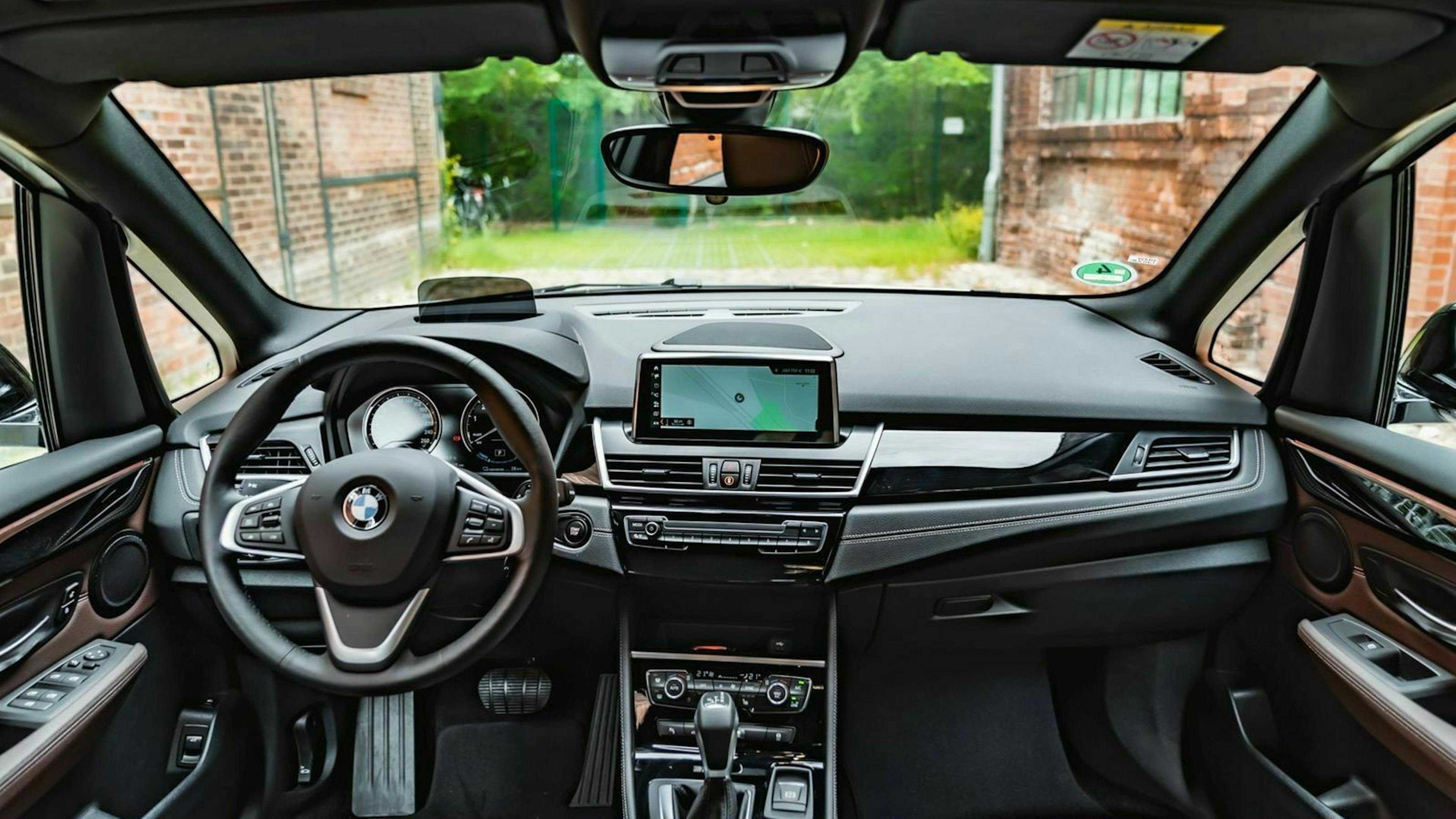 BMW 225 xe Test mit Sicht auf das Lenkrad 