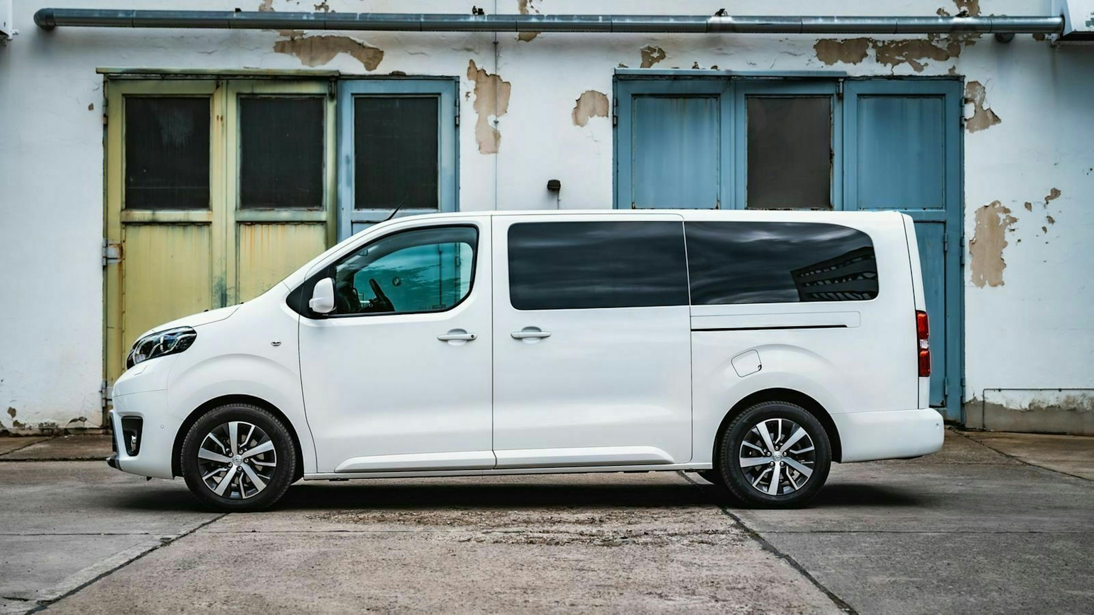 Zu sehen ist der Toyota ProAce Verso in seitlicher Position
