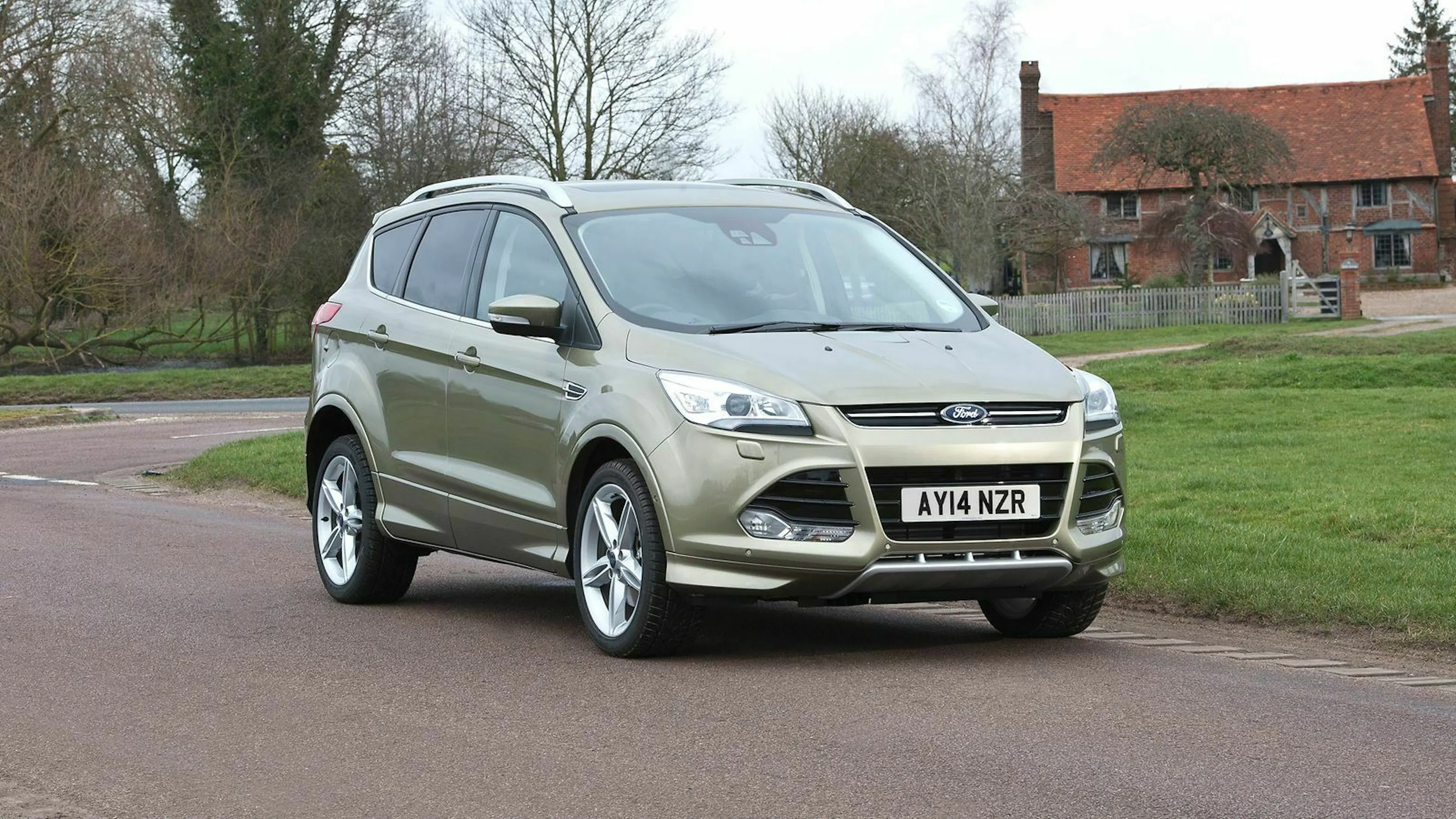 Zu sehen ist der Ford Kuga II (2014), stehend