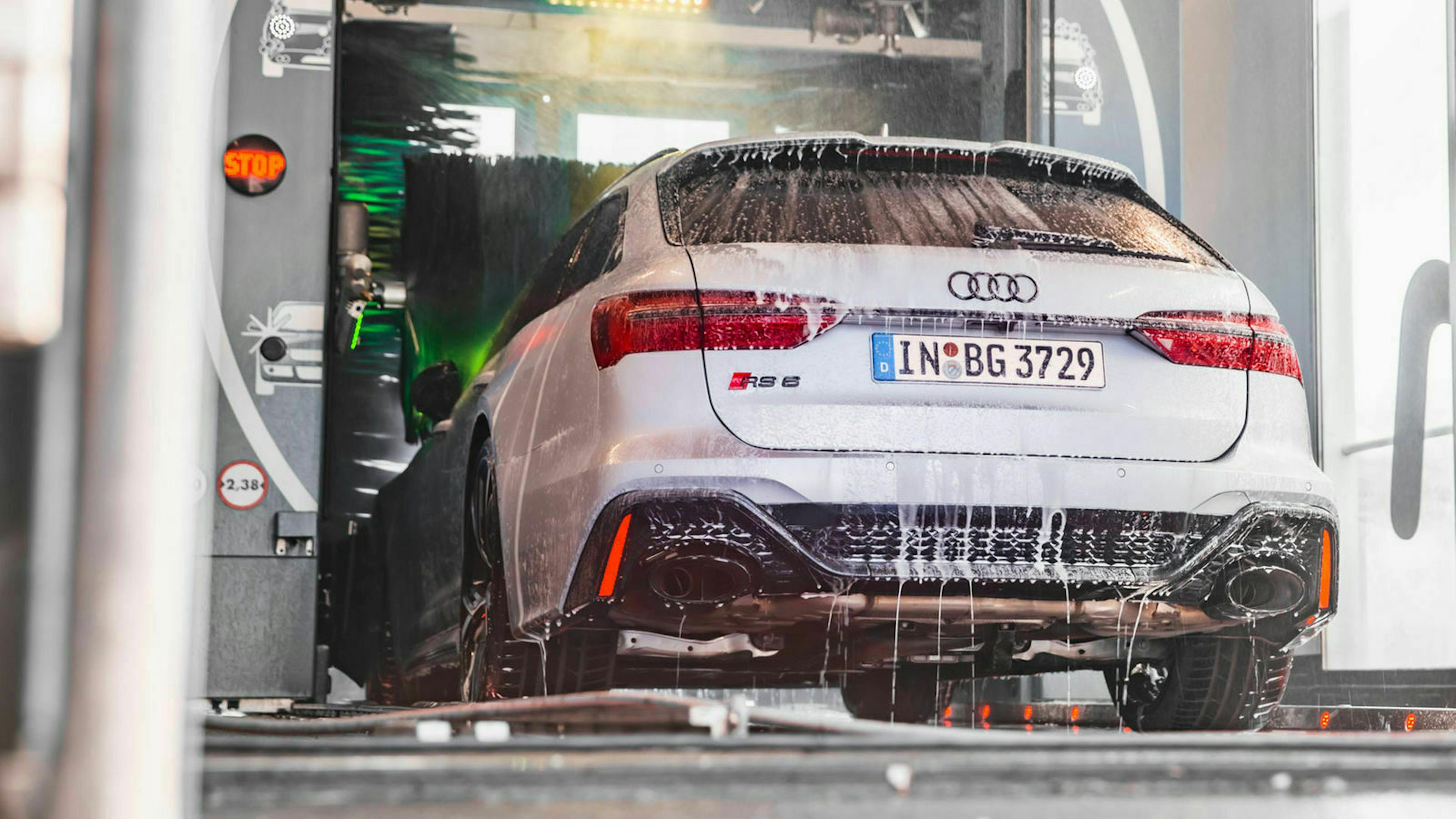 Ein Audi RS6 wird in eine Waschanlage gefahren