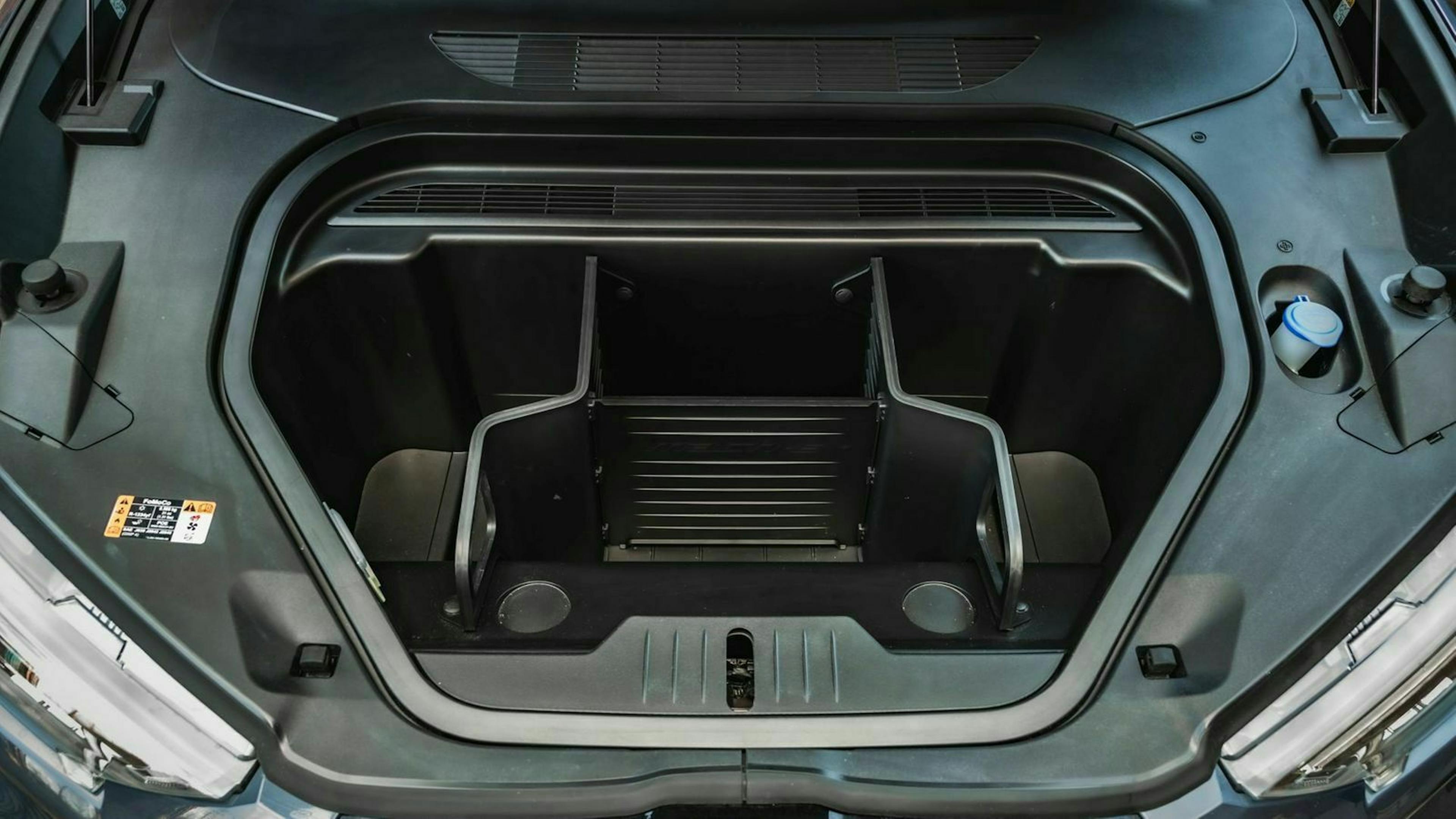 Zu sehen ist vordere Kofferraum des Ford Mustang Mach-E 
