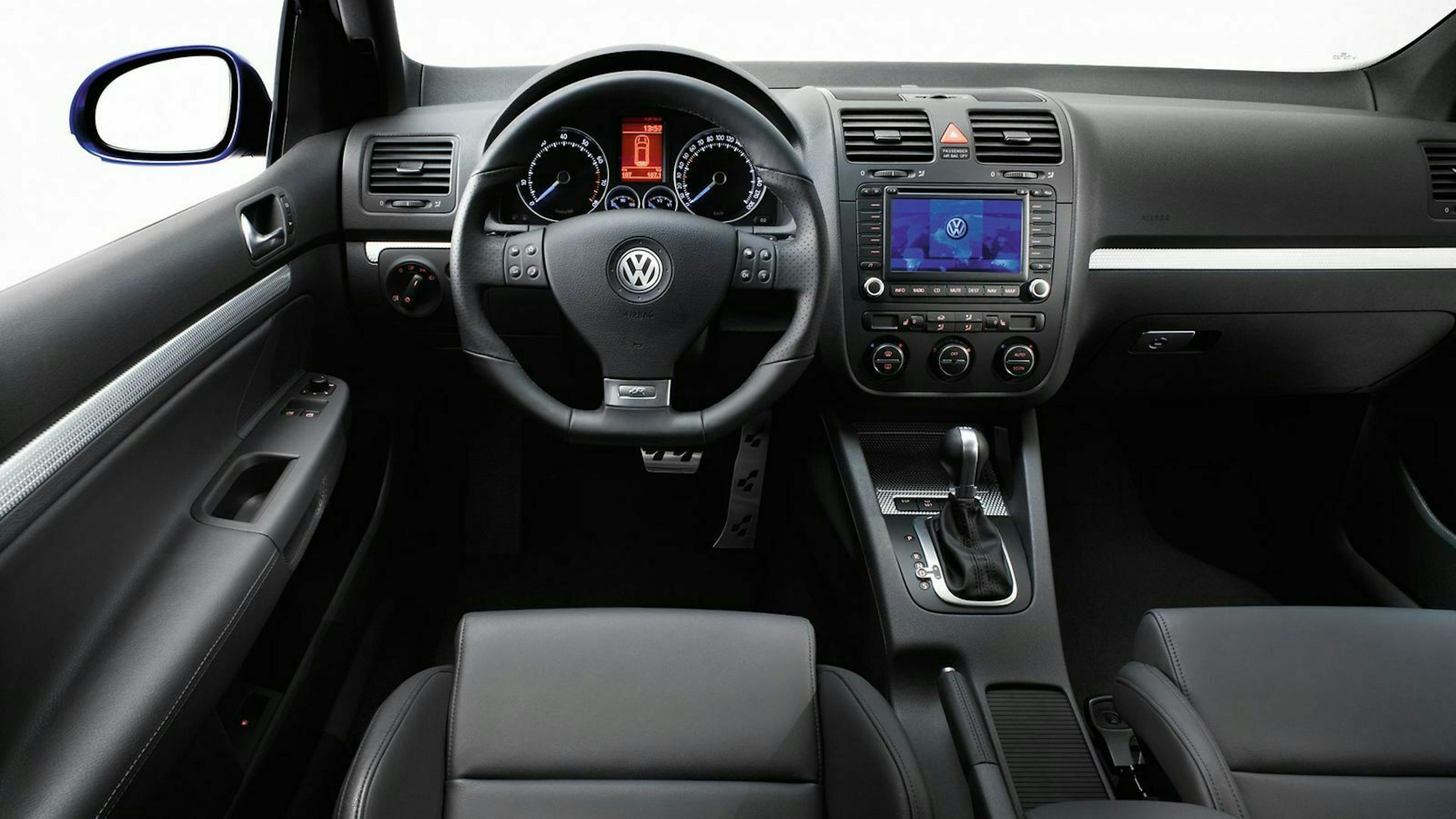 Cockpit-Ansicht des VW Golf R32
