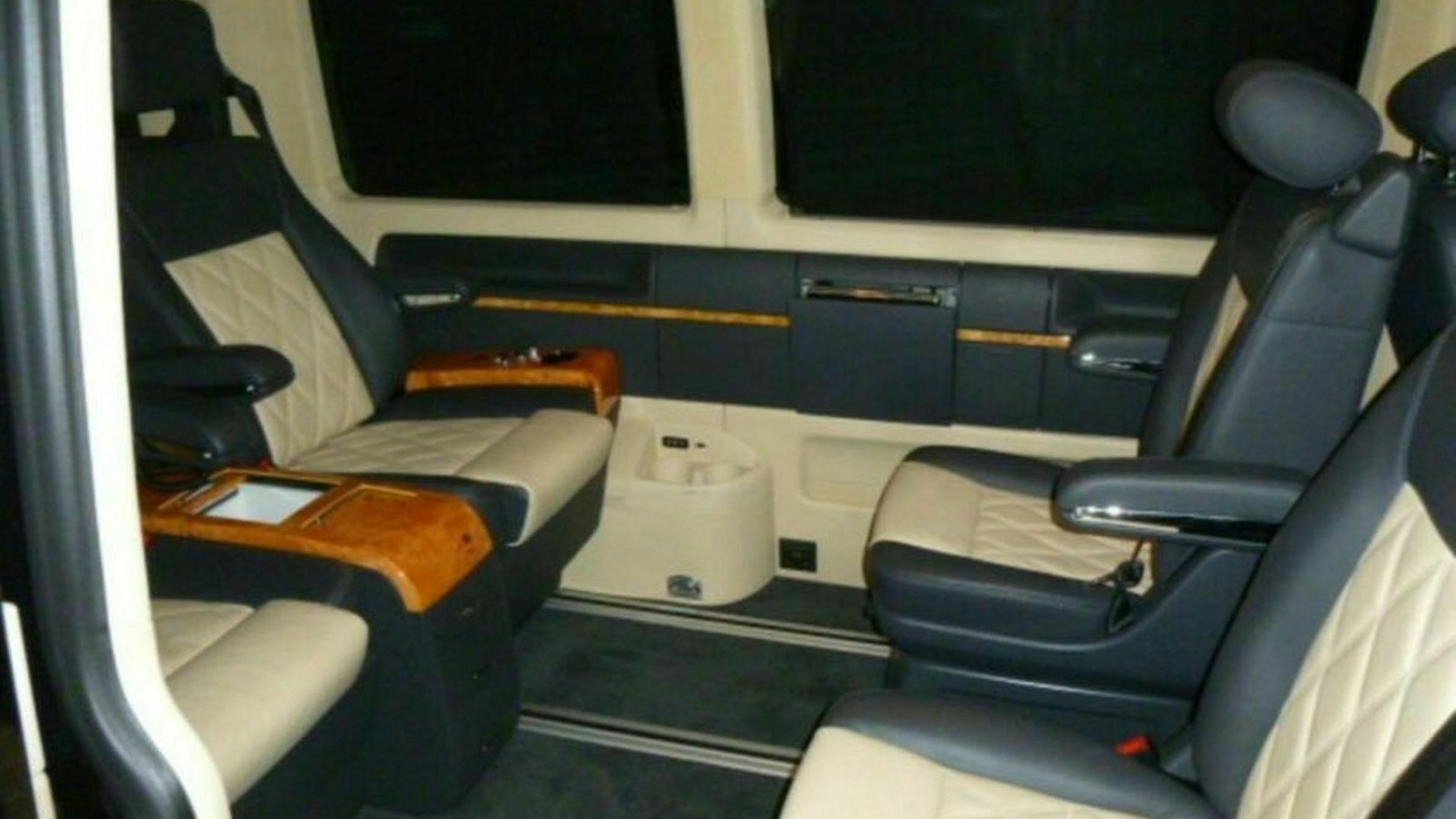 Zu sehen ist der Innenraum des Volkswagen T5 Bus Multivan