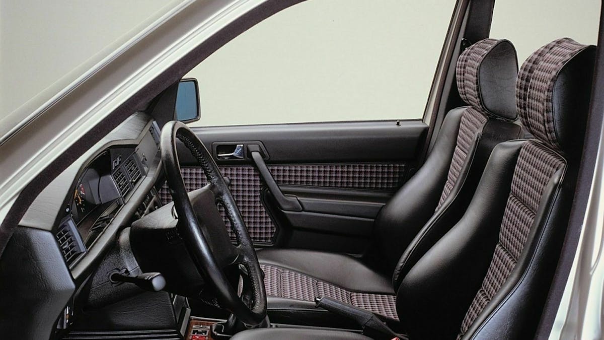 Mercedes E 190 Blick durch die Fahrertür