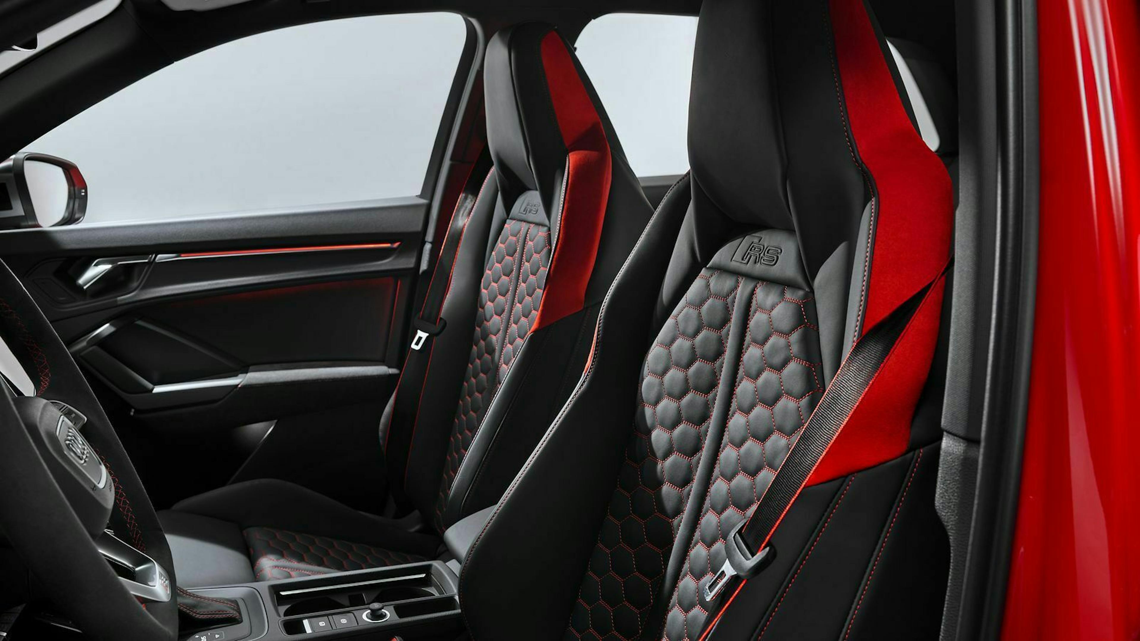 Designpakete setzen im Innenraum des Audi RS Q3 farbliche Akzente an Gurten, Fußmatten und Lenkrad