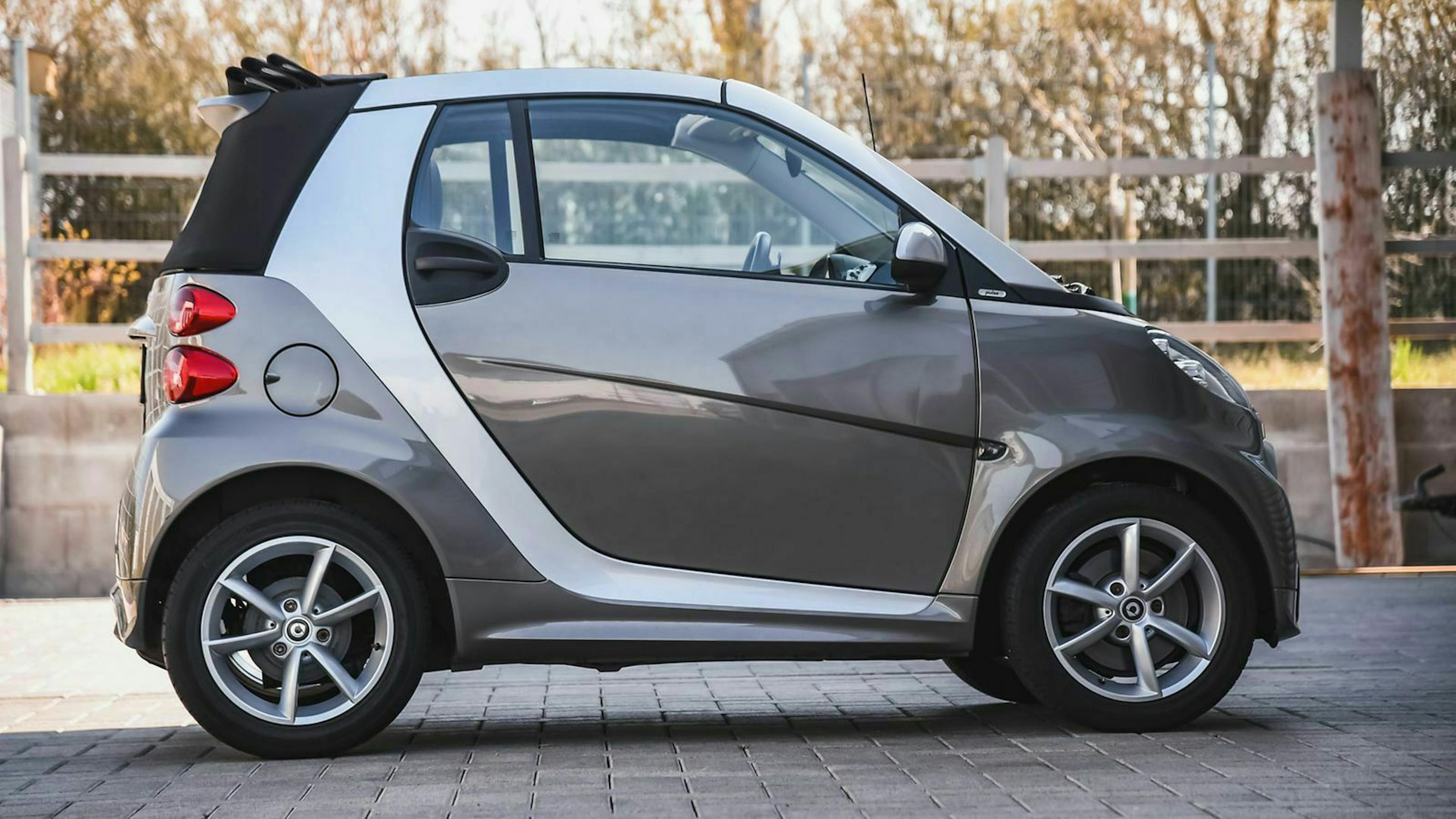 Praktisch in der Stadt: Der Smart fortwo. Den Zweisitzer gibt es auch als Cabrio