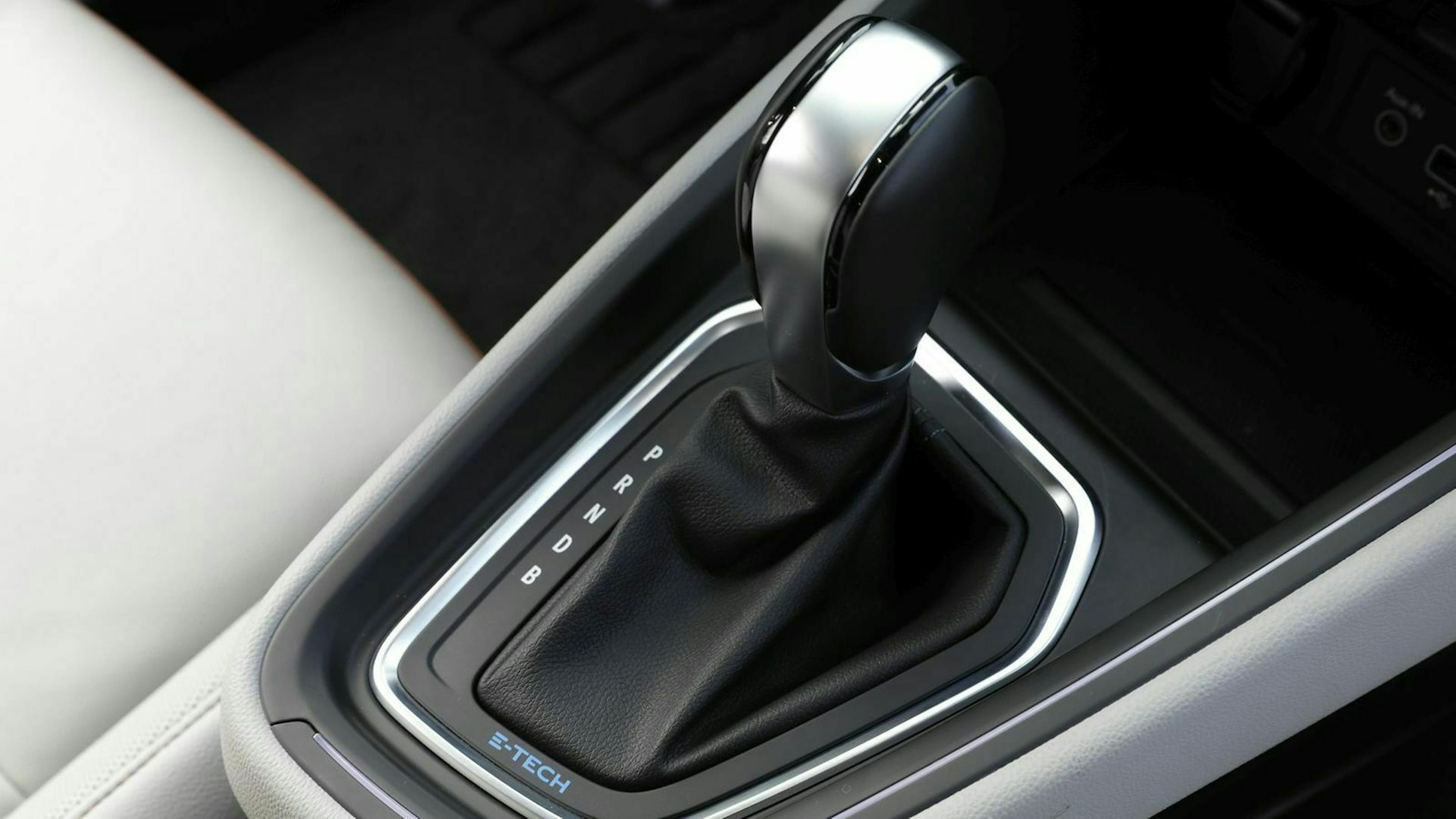 Zu sehen ist der Schalthebel des Renault Clio e-Tech Hybrid