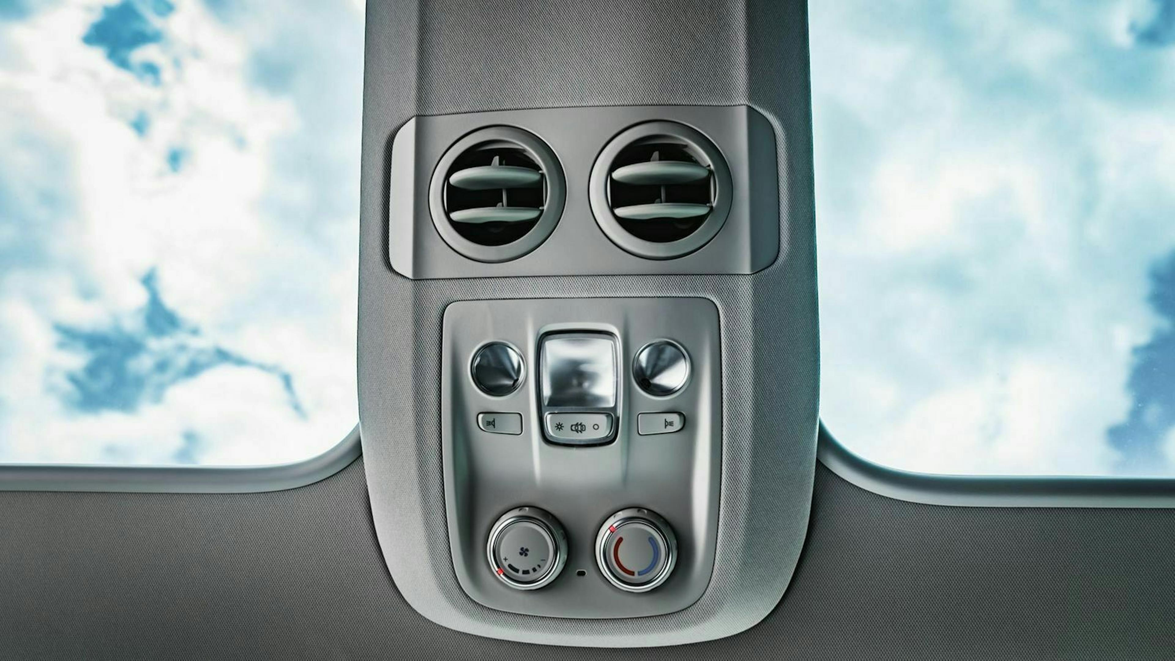 Zu sehen ist die Klimaanlage an der Decke des Toyota ProAce Verso