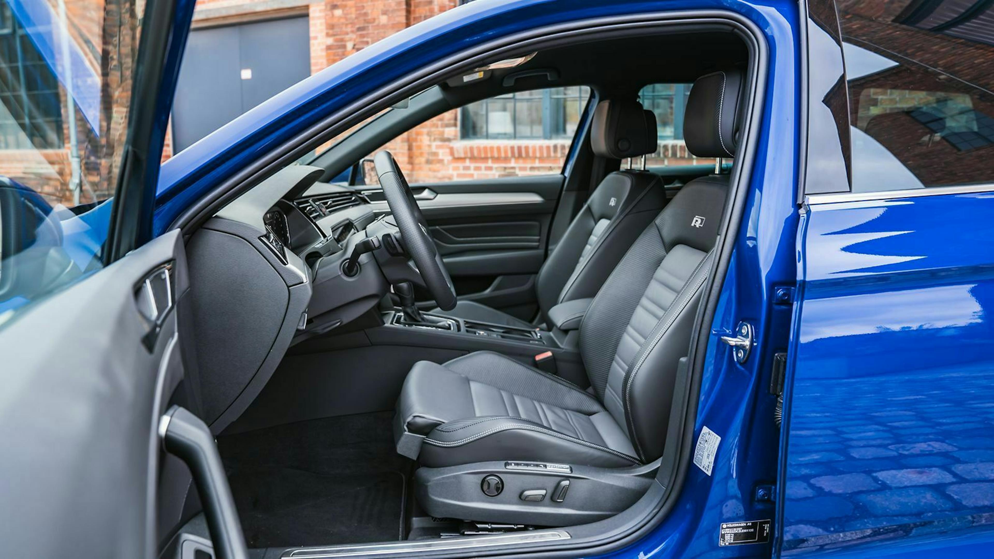 Blick in den Innenraum des VW Passat Variant, bei geöffneter Fahrertür