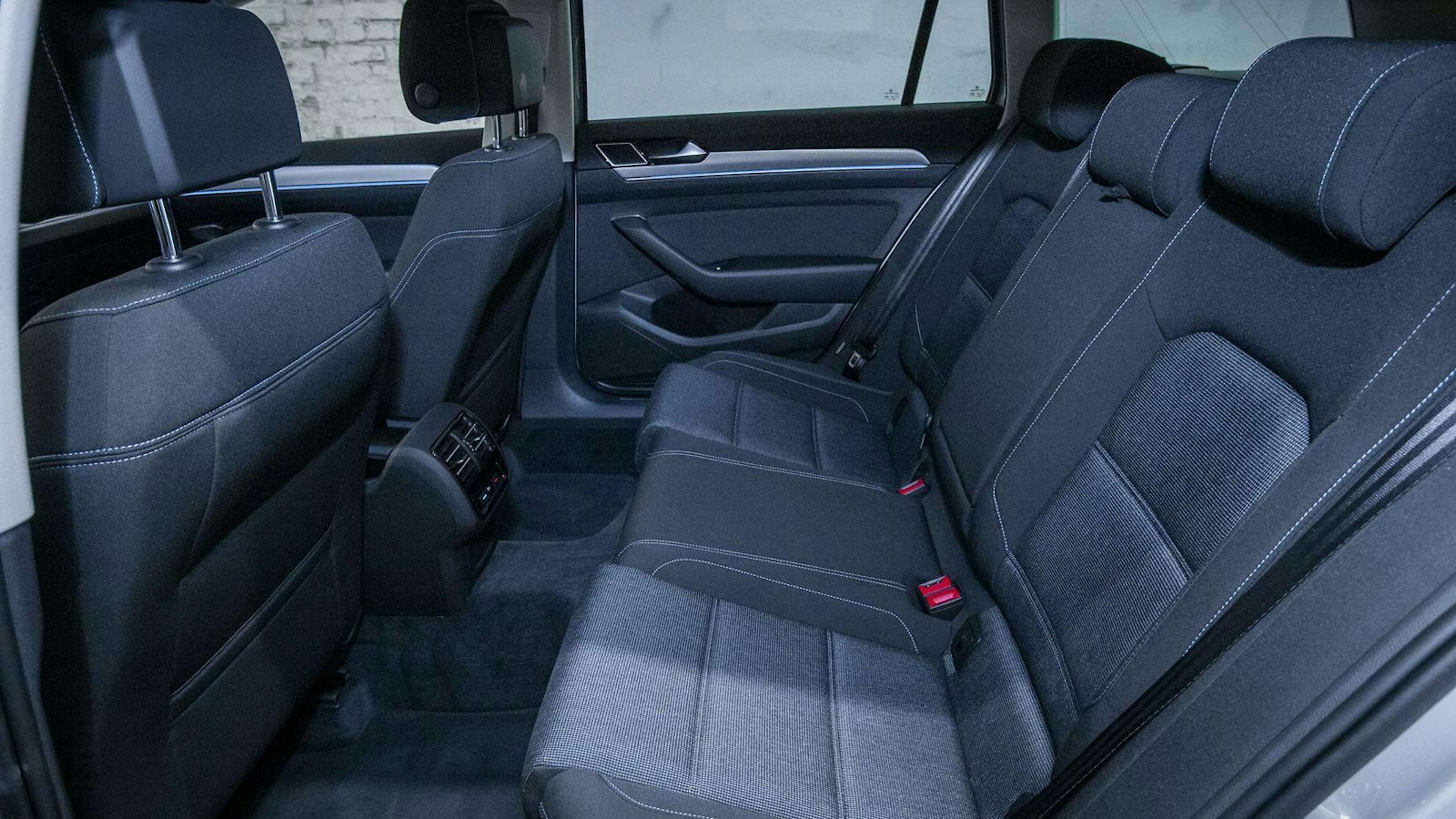 Kombi-Qualitäten: Hinten sitzen auch größere Fahrgäste bequem im Passat Variant GTE