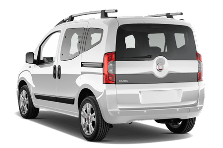 Weißer Fiat Qubo aus der Heckansicht, stehend. Fahrzeug mit Dachträger und fünf Türen auf weißem Hintergrund.