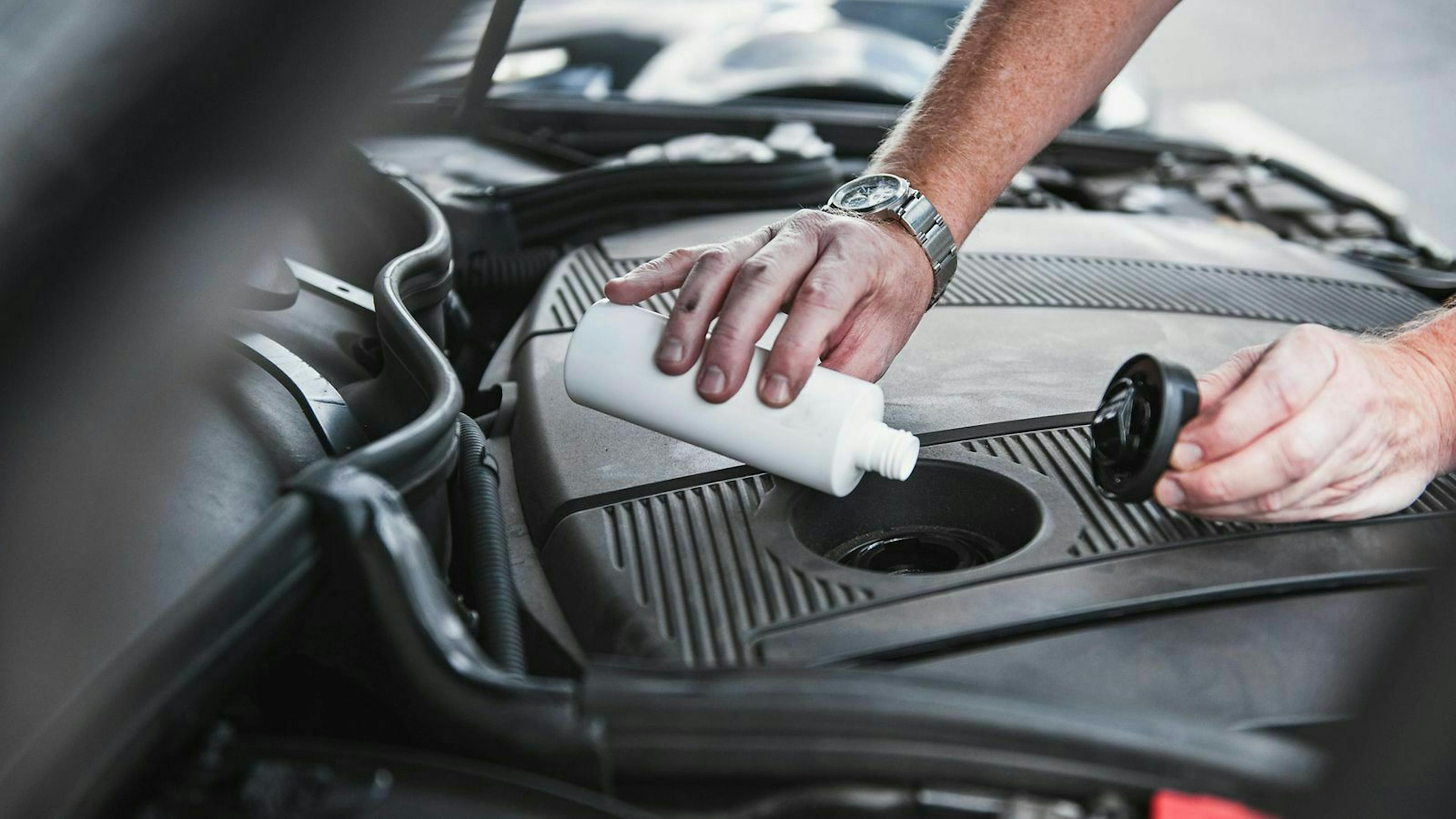 Eine Möglichkeit, dem Alterungsprozess von Motoröl entgegenzuwirken, sind Additive. 