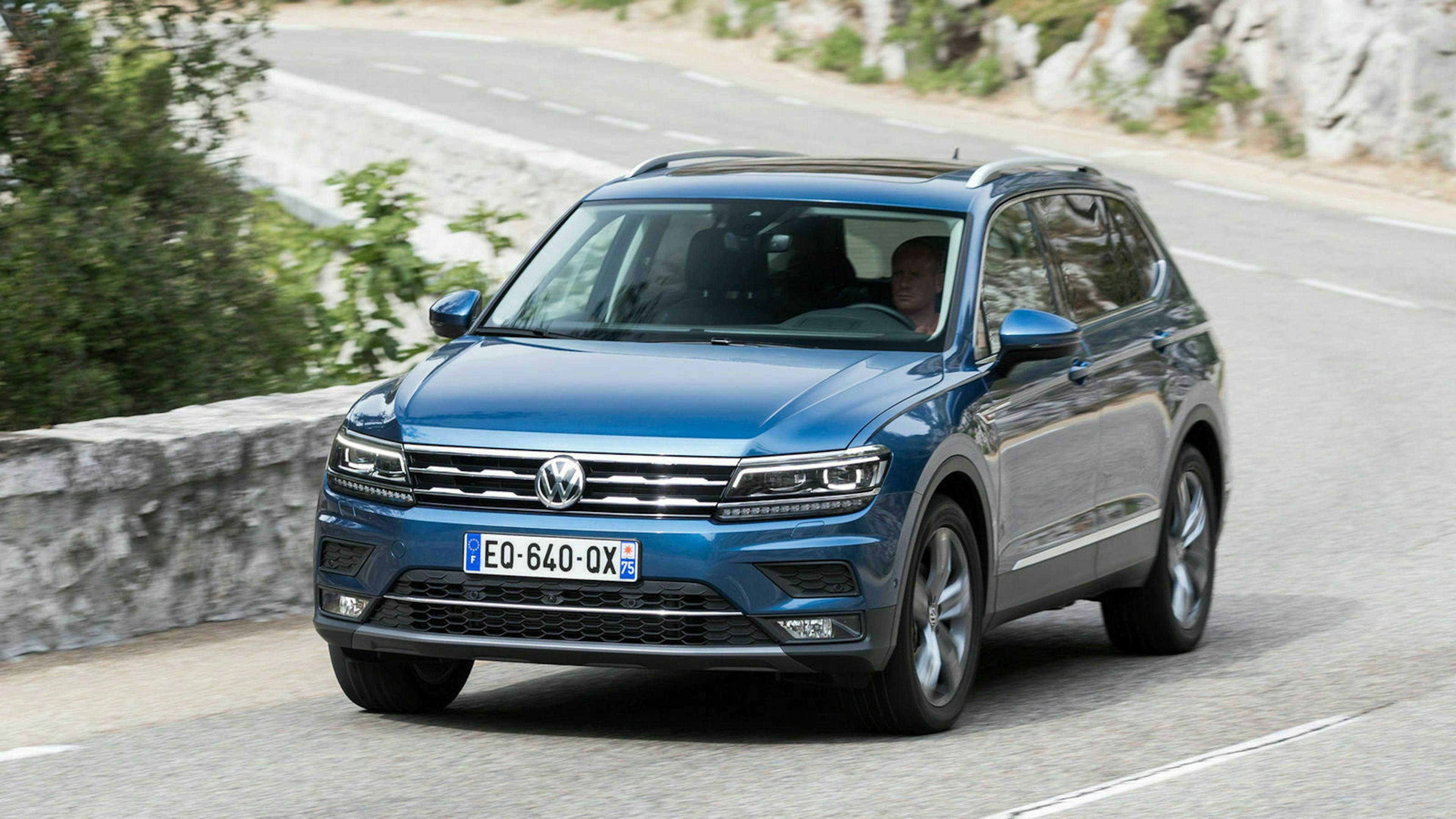 Zu sehen ist der VW Tiguan Allspace, fahrend