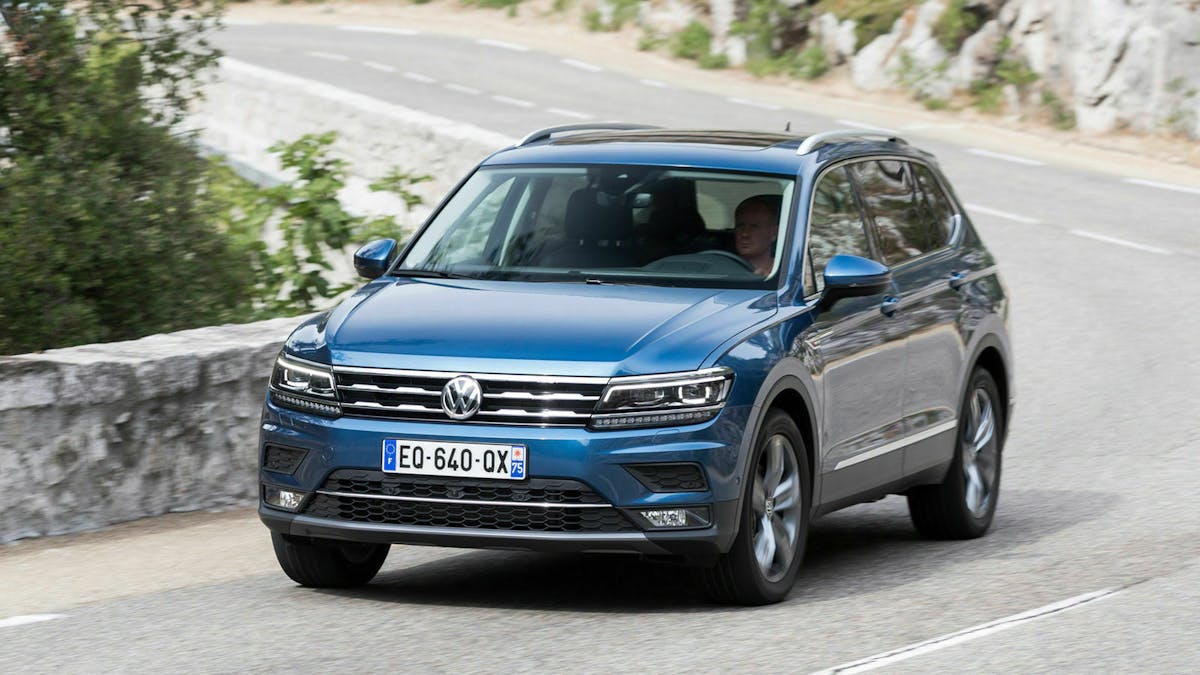 Zu sehen ist der VW Tiguan Allspace, fahrend