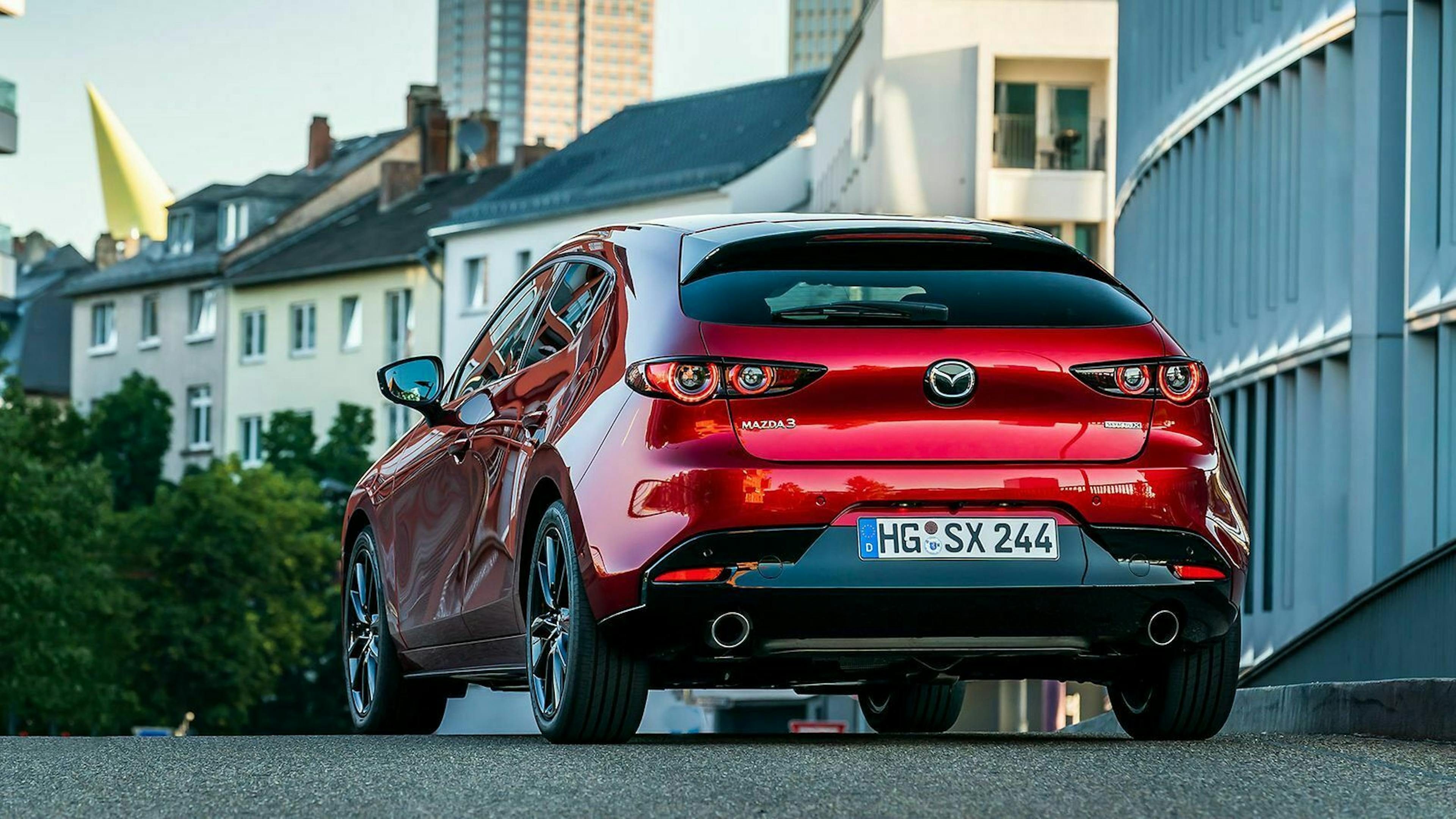Eine günstiger Basisvariante bietet Mazda nicht an. Der Mazda3 startet bei 23.290 Euro
