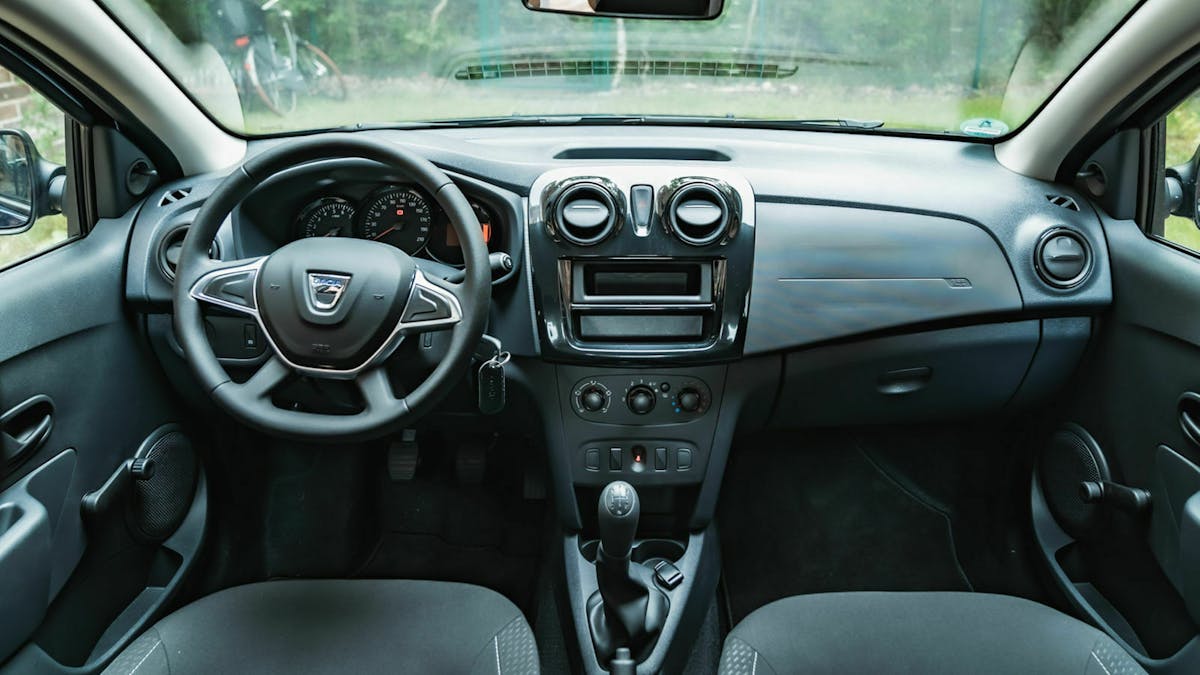 Dacia Sandero mit Blick auf Lenkrad sowie der Mittelkonsole 