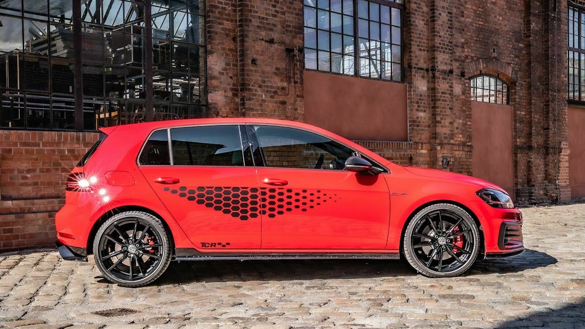 Zu sehen ist der VW Golf 7 GTI TCR in seitlicher Position