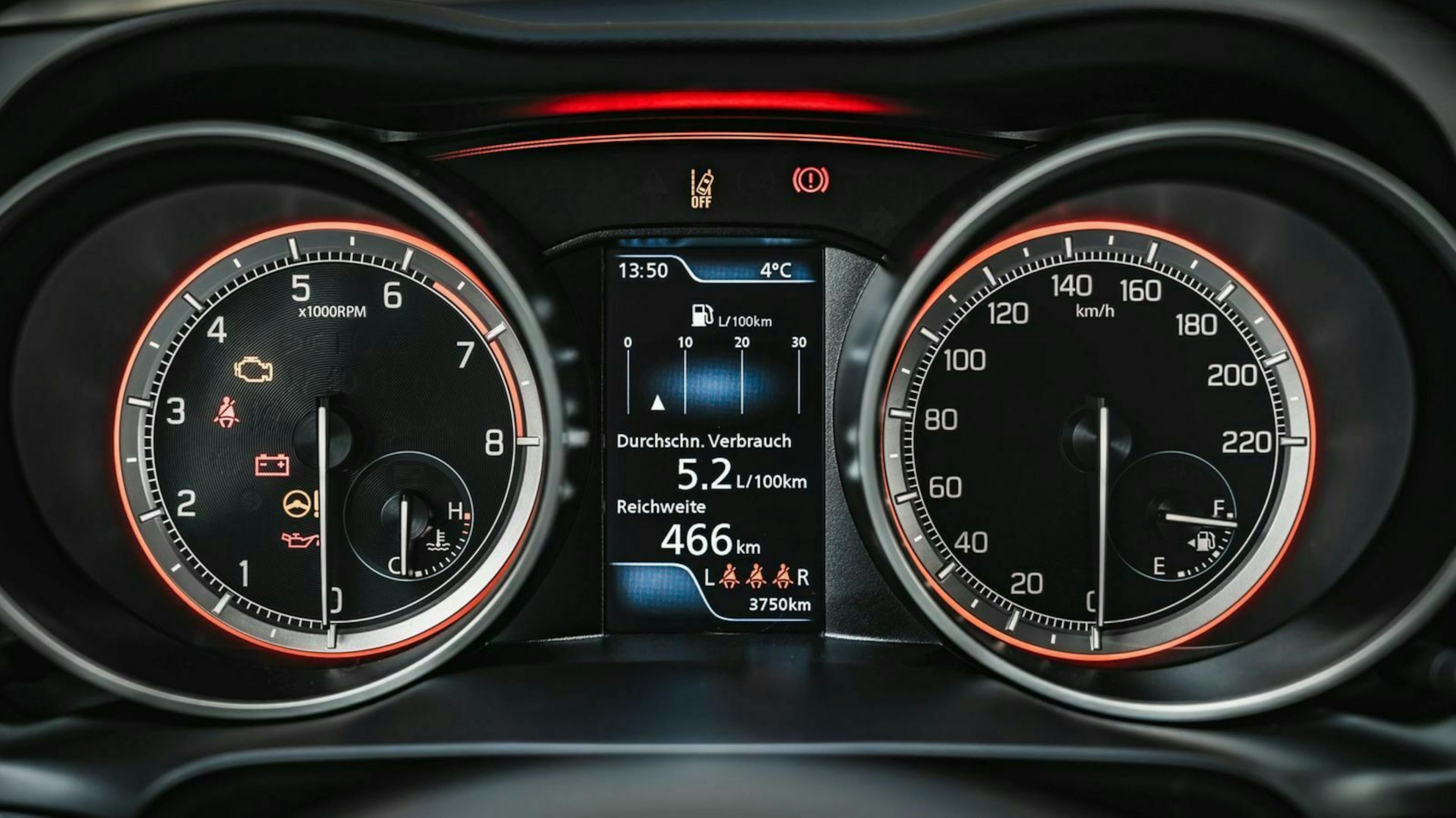 Zu sehen ist der Boardcomputer des Suzuki Swift Hybrid 2020