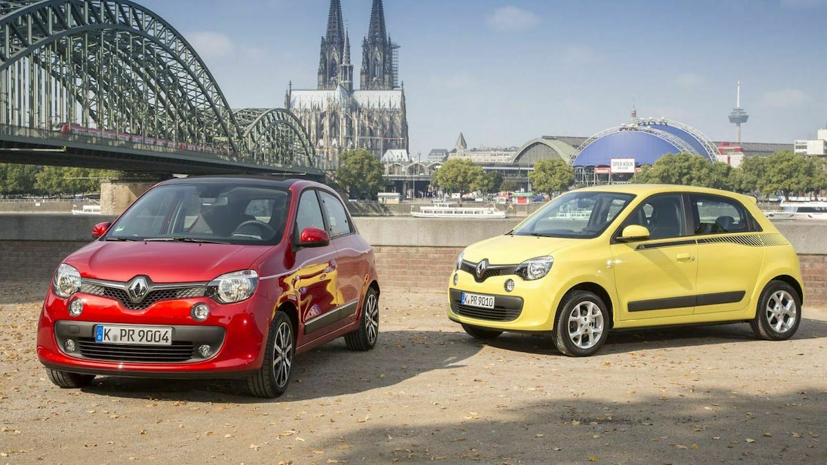 Zu sehen sind zwei Renault Twingo III nebeneinander. Links rot lackiert, rechts gelb