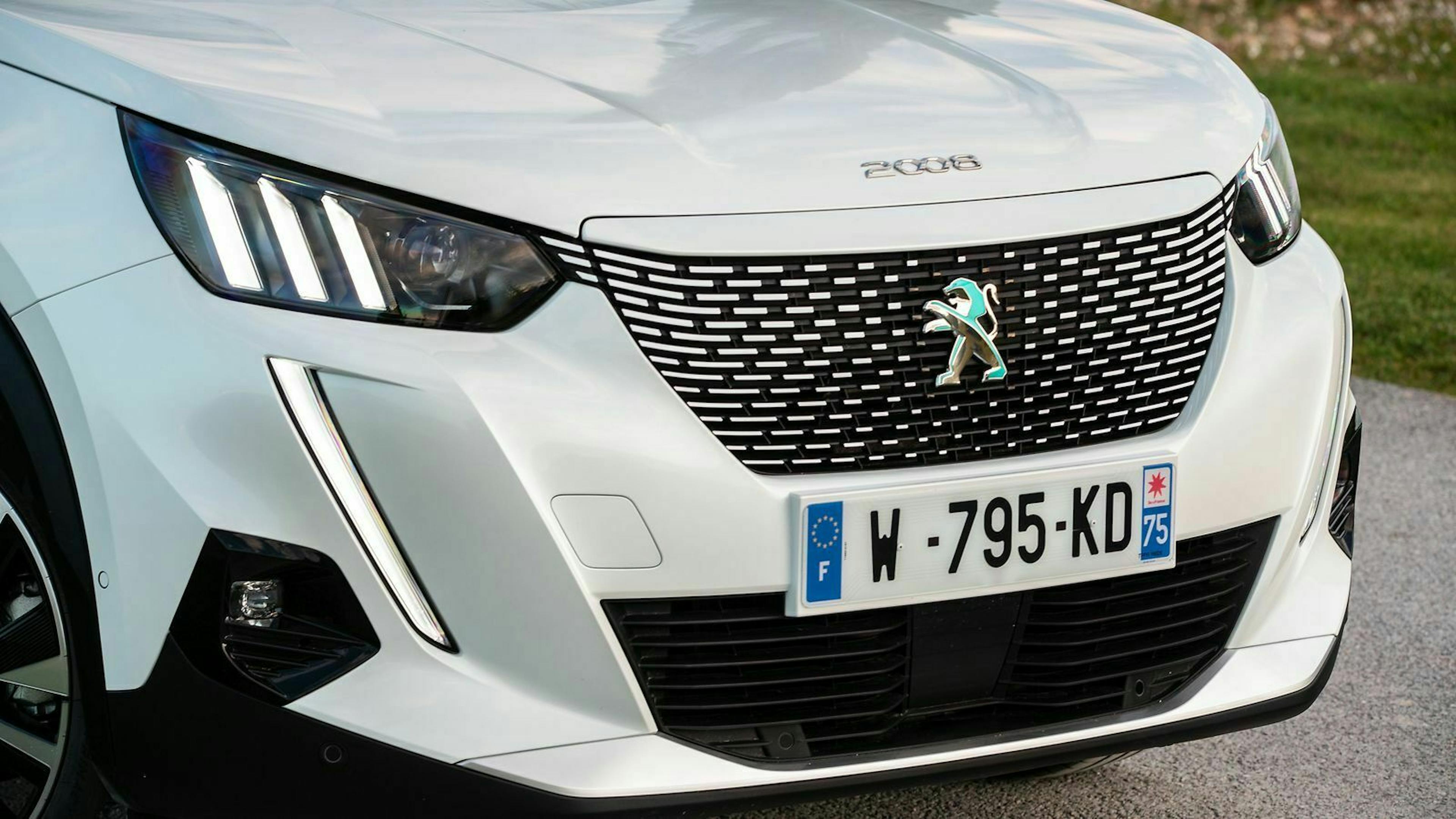 Peugeot e2008: Kühlergrill