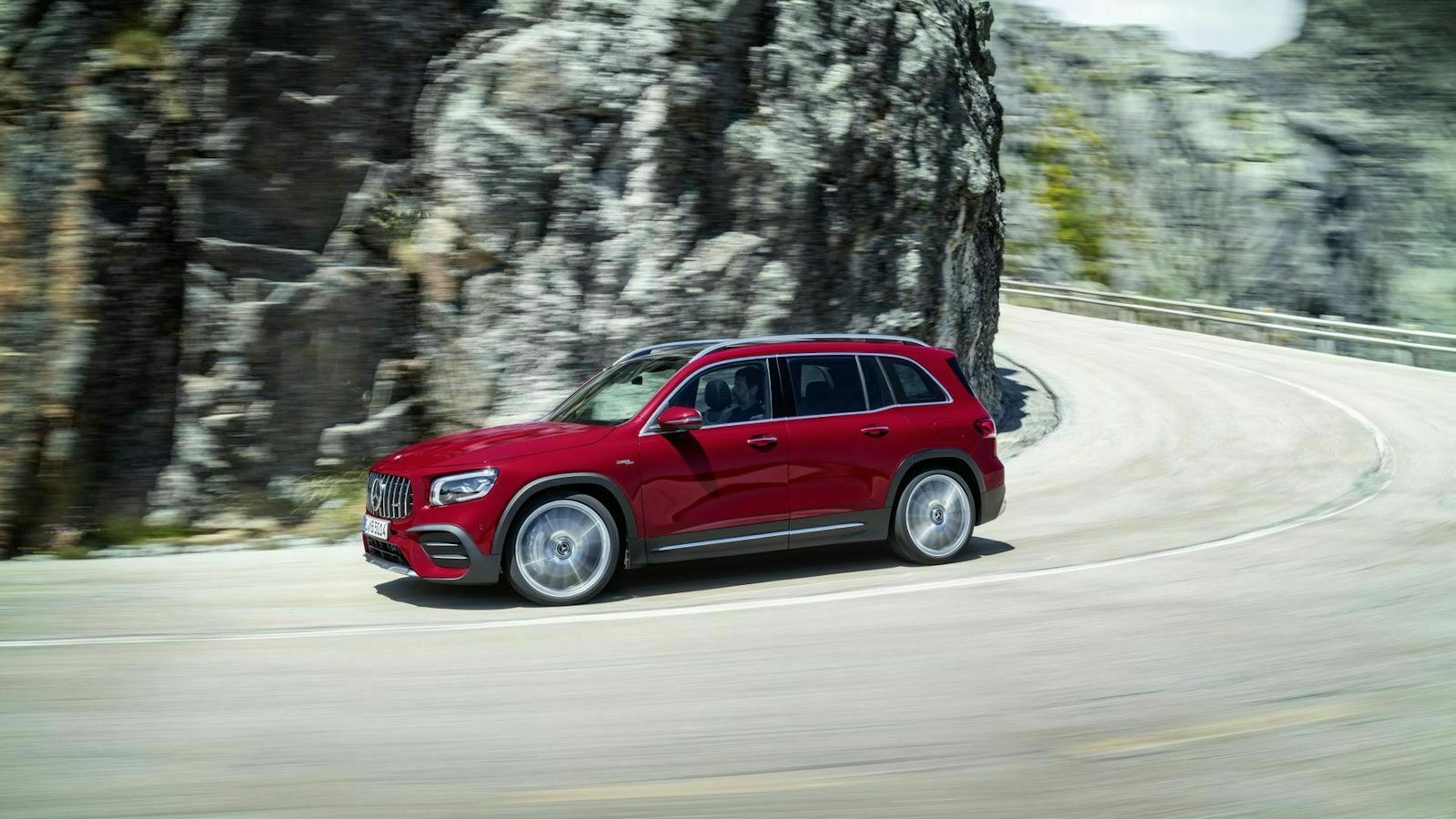 Der Mercedes GLB in Seitenansicht fahrend