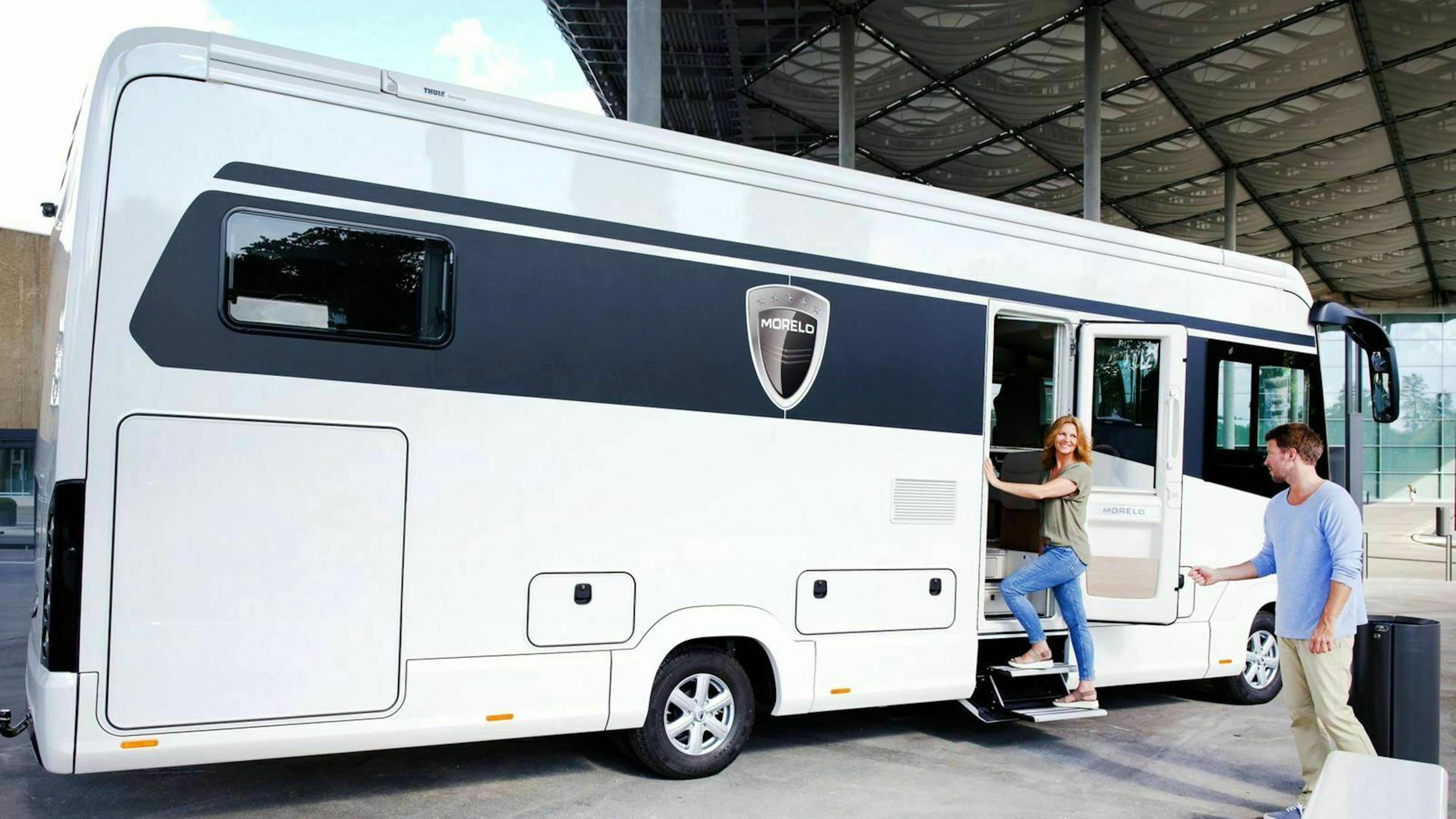 Ein Wohnmobil in Seitenansicht mit geöffneter Tür