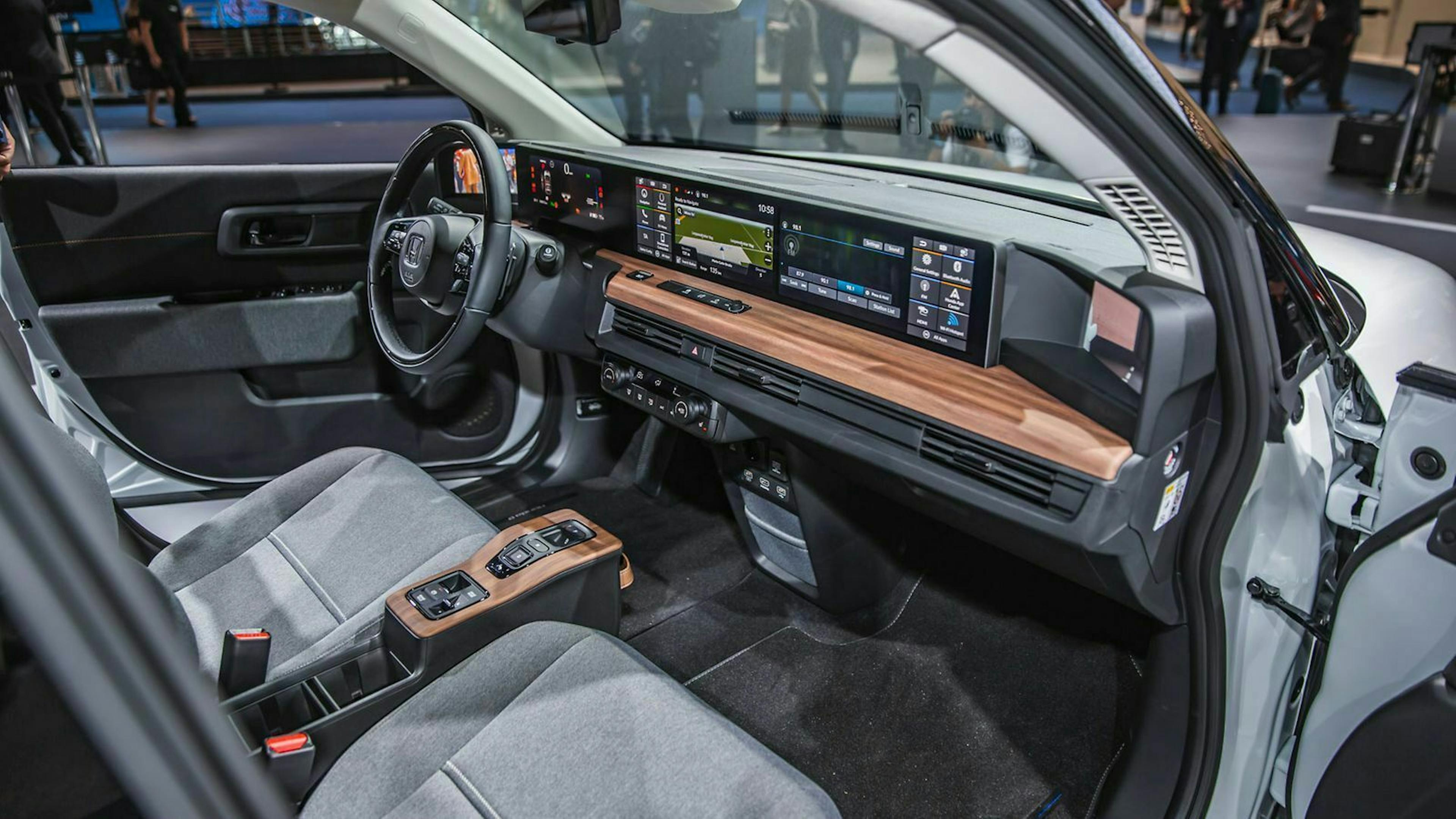 Offenporiges Holz und eine Menge Bildschirme erwarten Fahrer und Beifahrer im Honda e