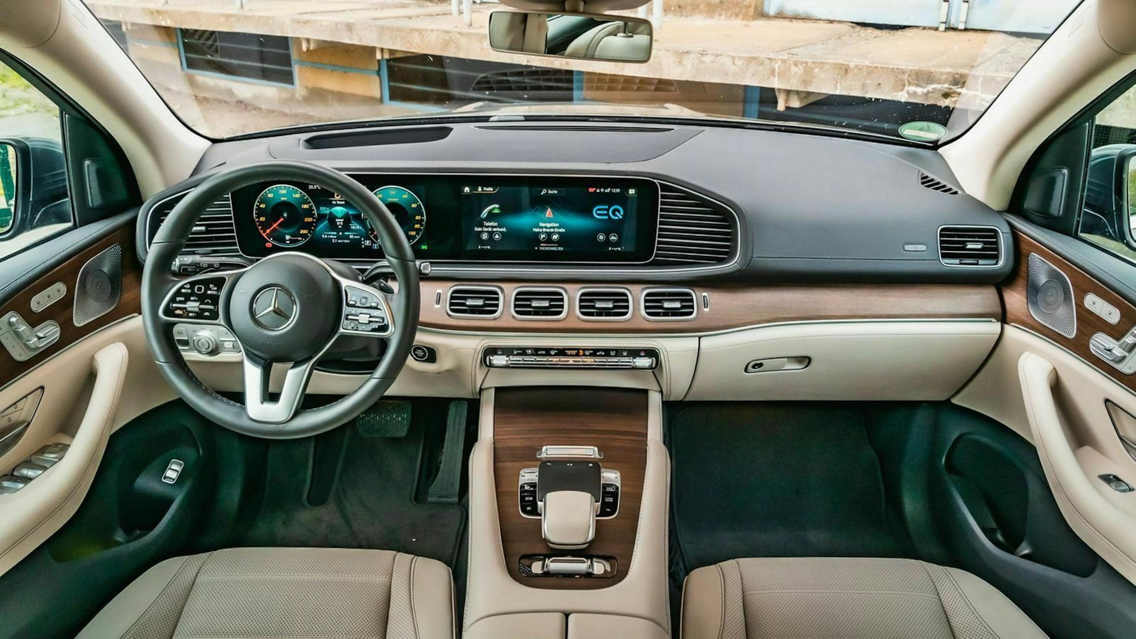 Zu sehen ist das Cockpit des Mercedes GLE