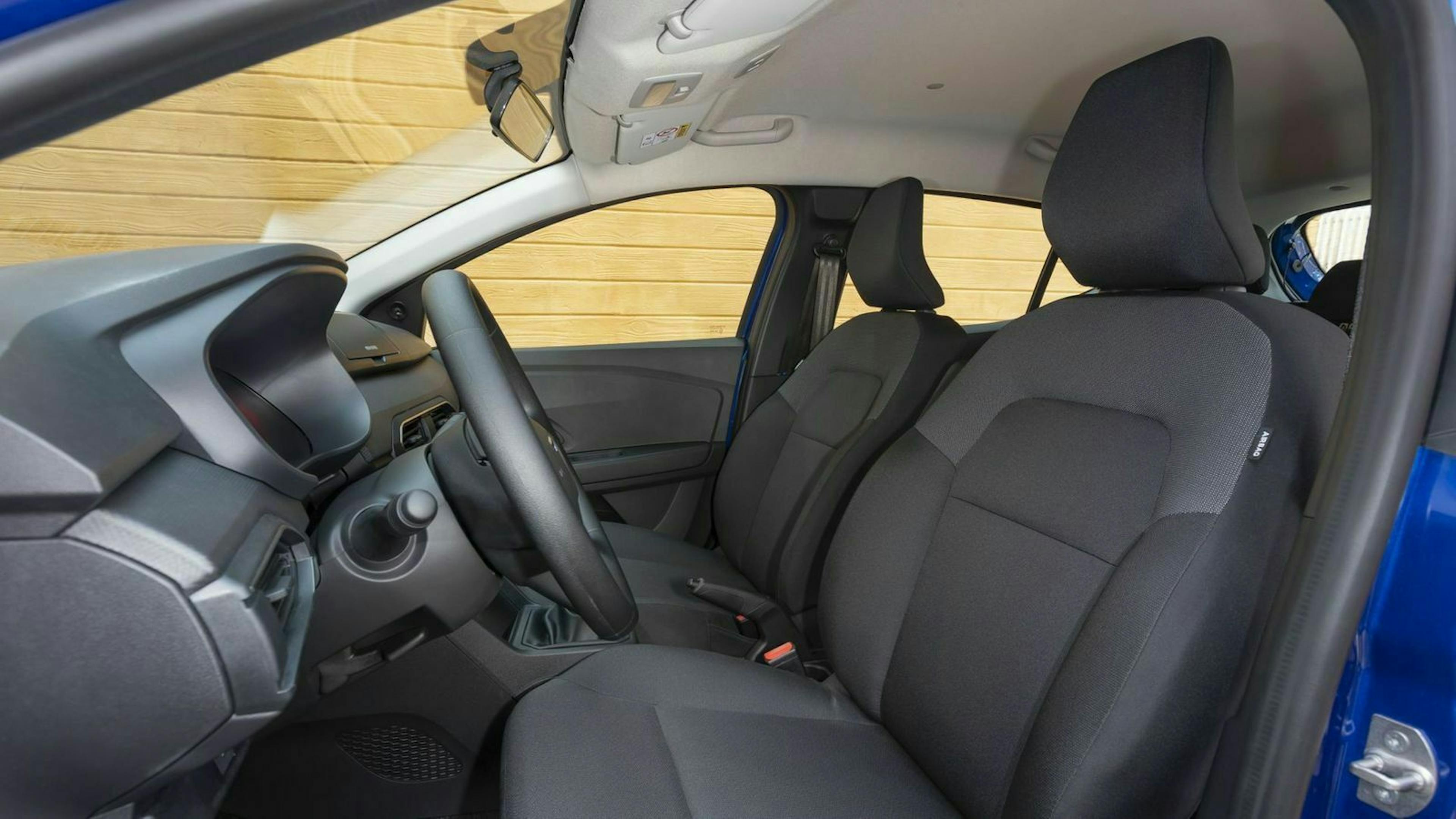 Zu sehen sind die Vordersitze des Dacia Sandero 2021