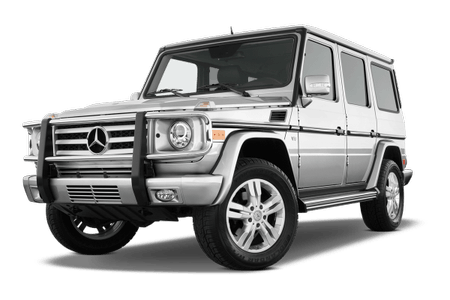 Silberner Mercedes-Benz Geländewagen mit markantem Kühlergrill und robustem Design, seitliche Trittbretter und auffällige Radkappen.