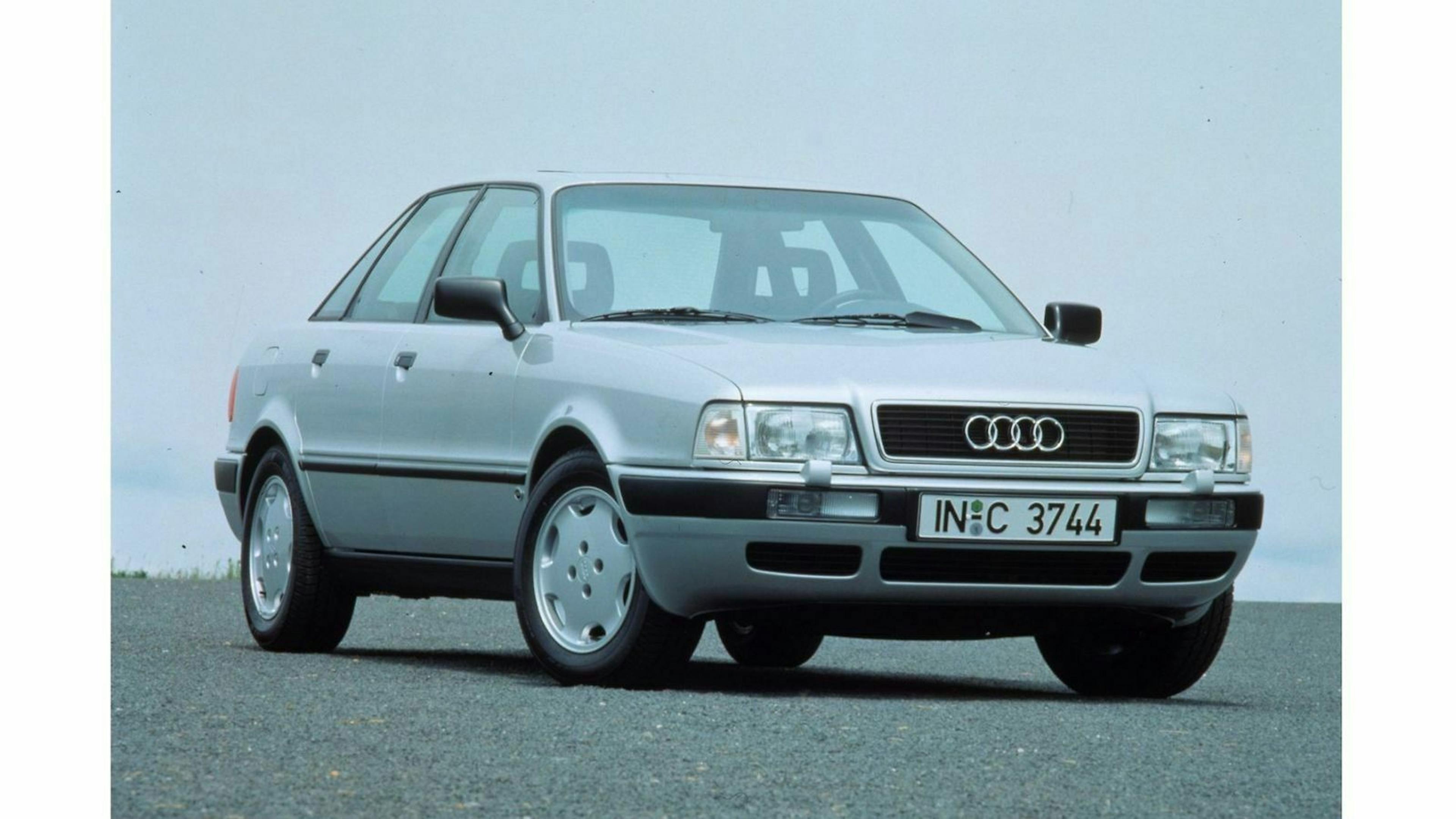 Die sperrbaren Hinterachsdifferenzial des Audi 80 B4 helfen in der Schneewehe – oder auf einer verschneiten Freifläche