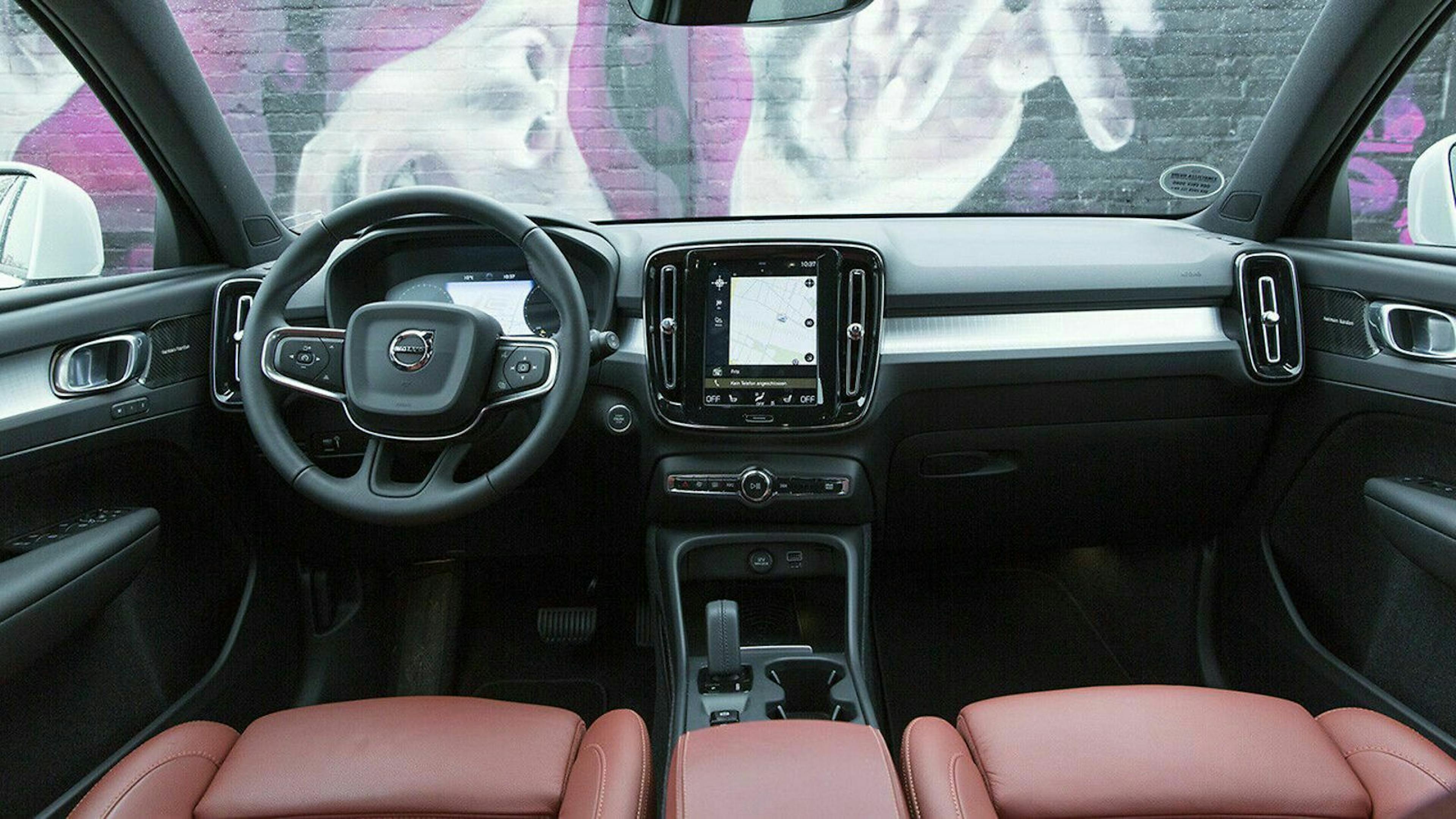 Der BMW hat den kompakteren Fahrerraum. Zu groß sollte man für den BMW X1 daher nicht sein.