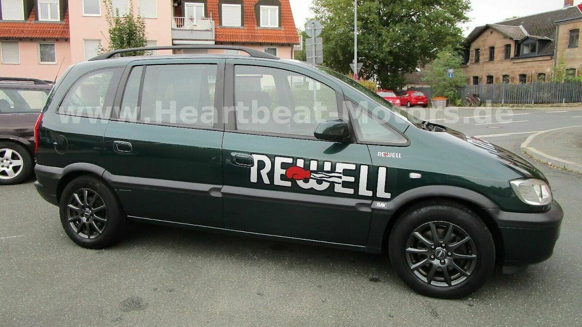 Grüner Opel Zafira in der Seitenansicht mit "Rewell"-Schriftzug