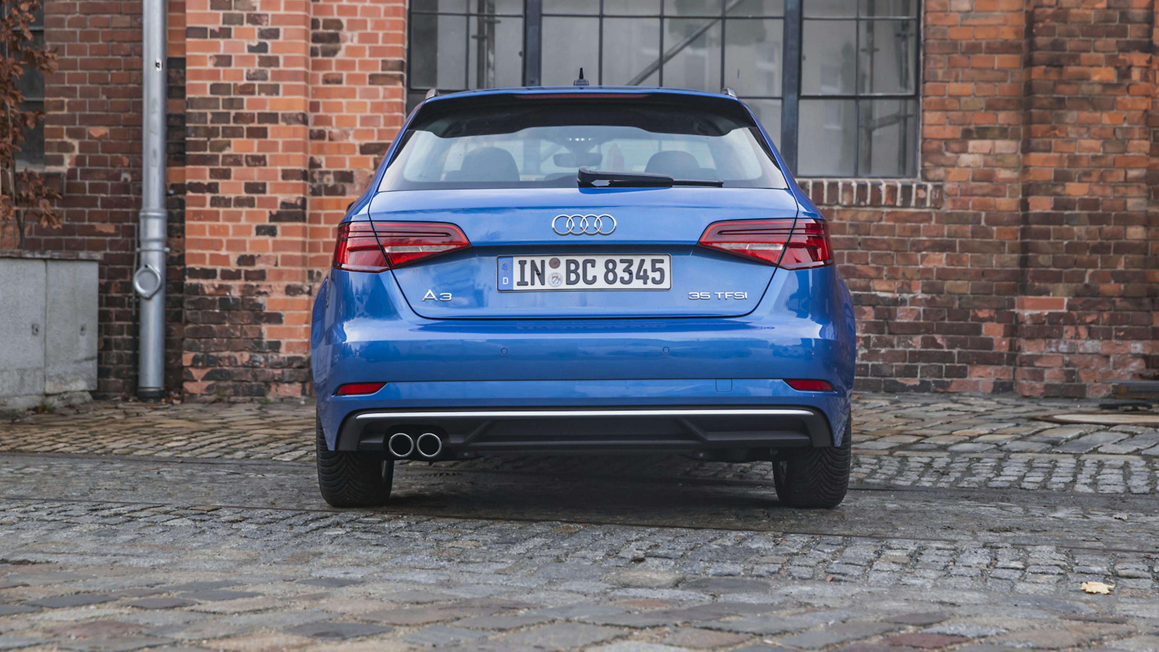 Audi A3 35 TFSI in der Heckansicht, stehend
