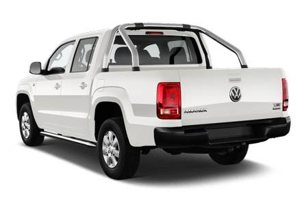 Weißer Volkswagen-Pickup mit Doppelkabine, Stabilitätsbügel hinten und geöffneten Fenstern. Fahrzeug steht auf grauem Hintergrund.