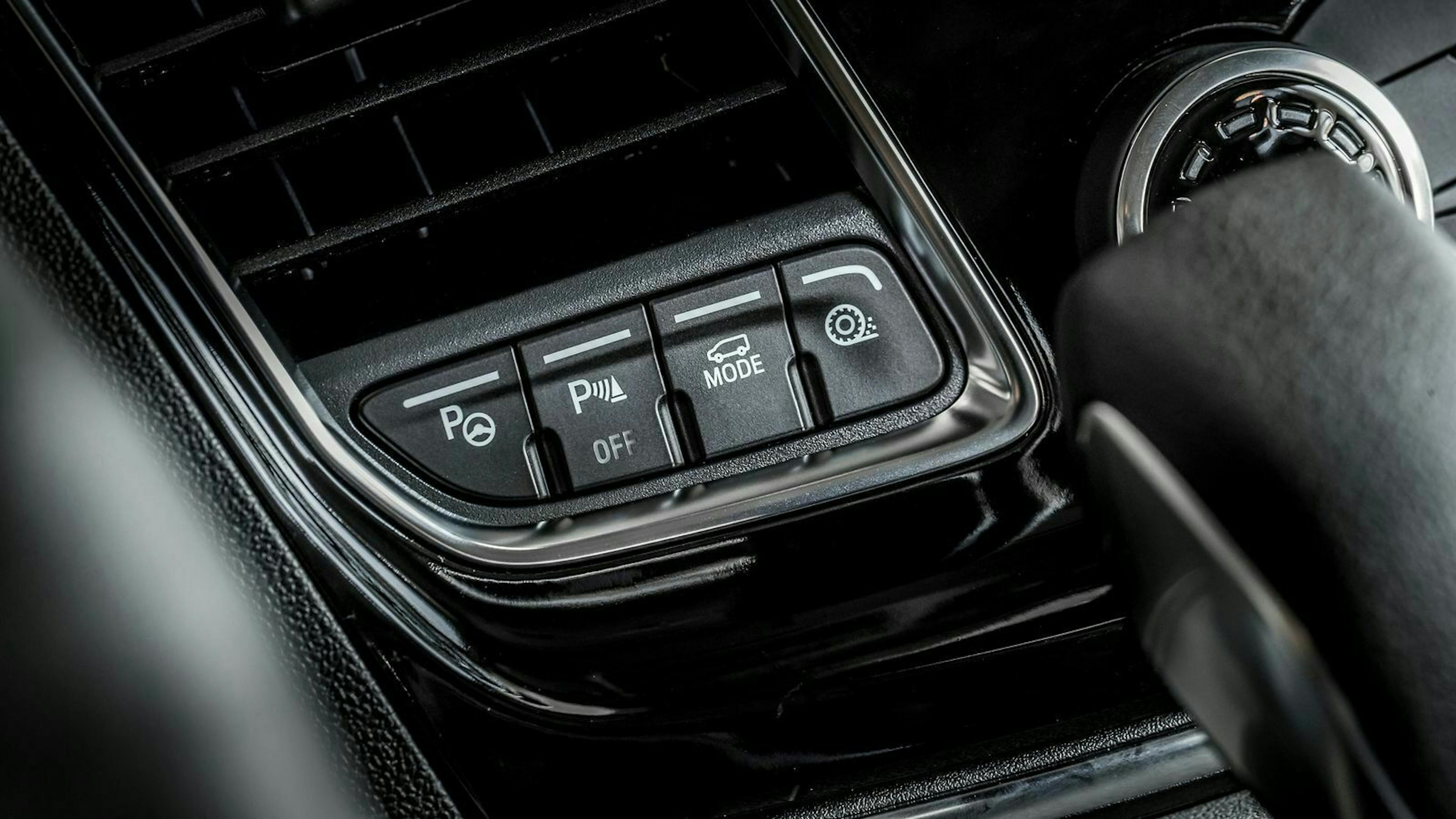 Der selbstlenkende Einpark-Assistent und den Fahrspur-Assistent sind gegen Aufpreis lieferbar