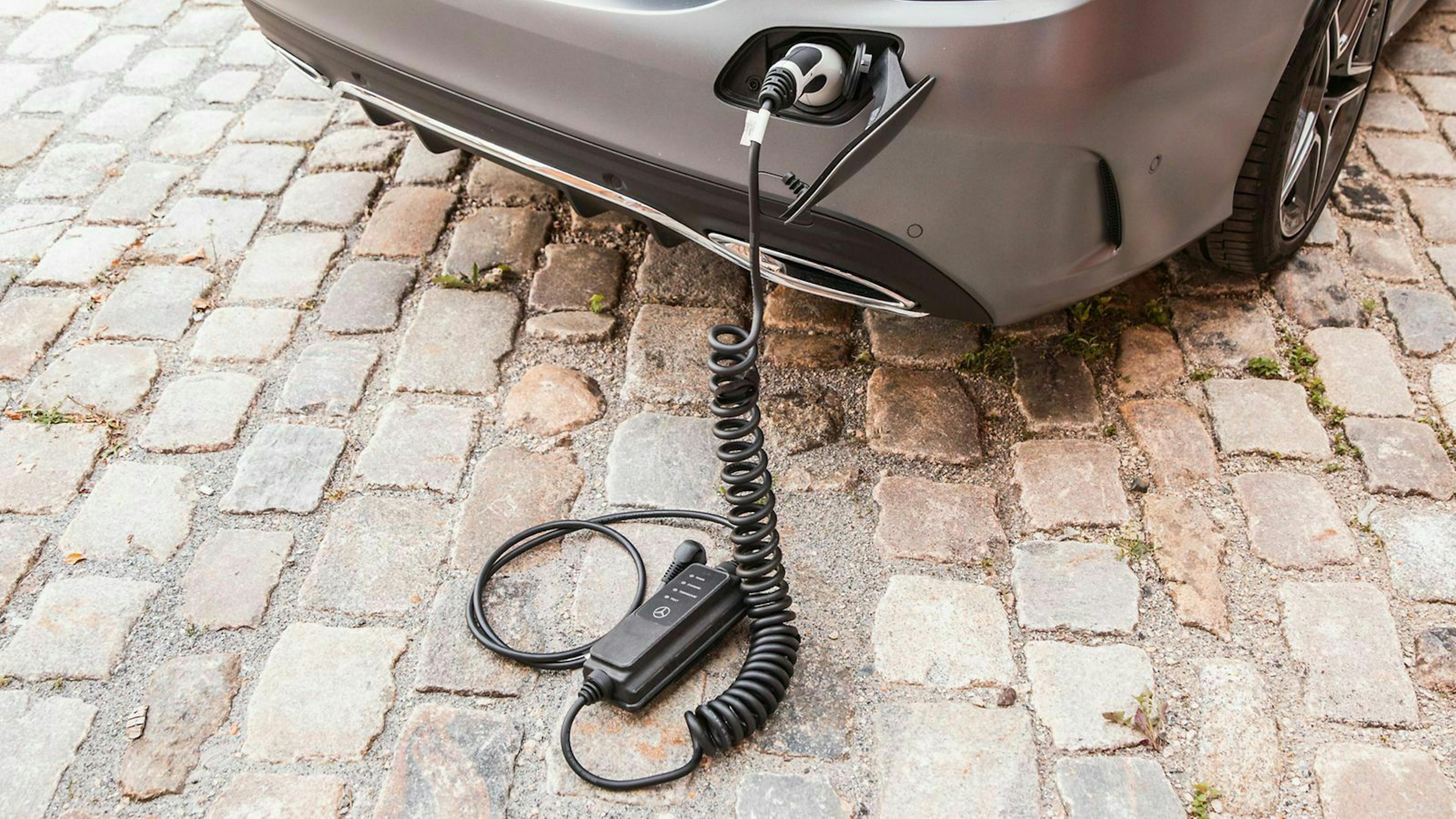 Rein elektrisch sind mit aufgeladenem Akku etwa 40 Kilometer möglich