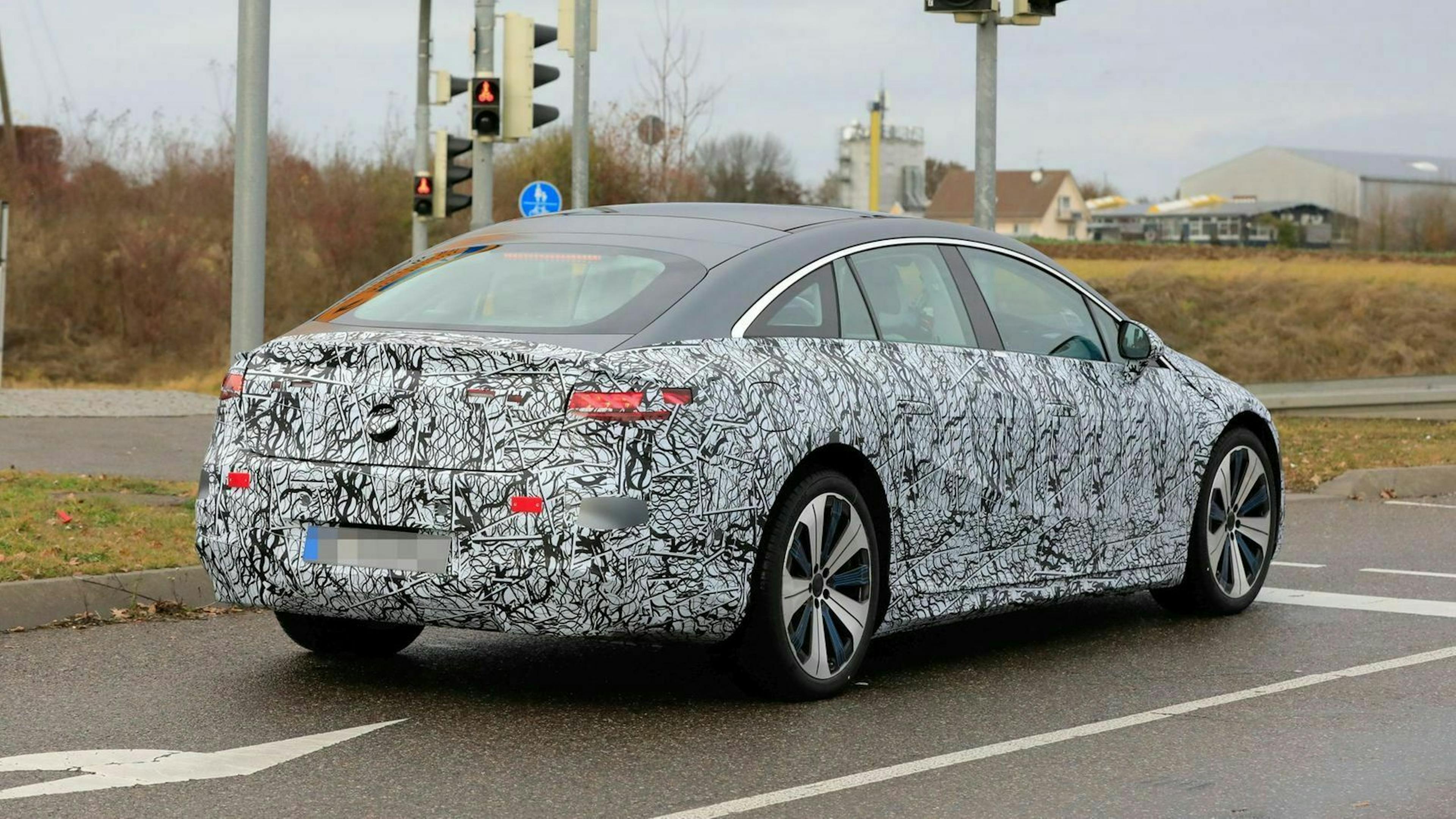 Mercedes EQS Erlkönig Dreiviertel-Heckansicht