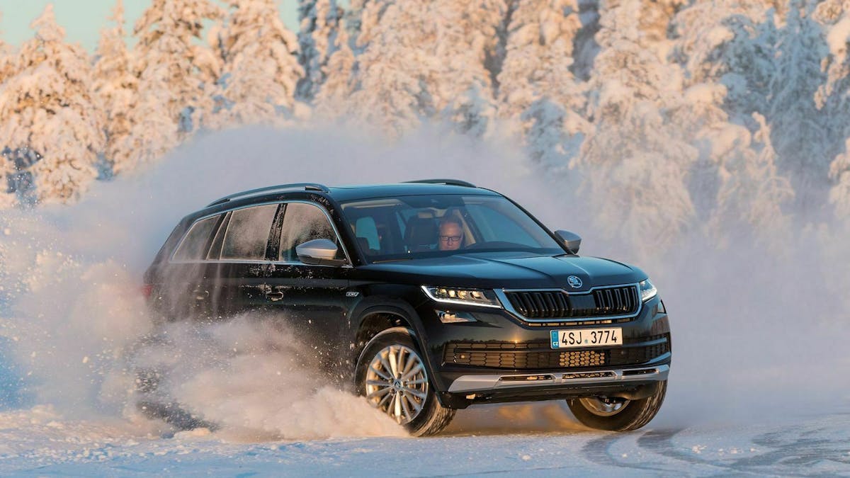 Ein Skoda Kodiaq driftet im Schnee