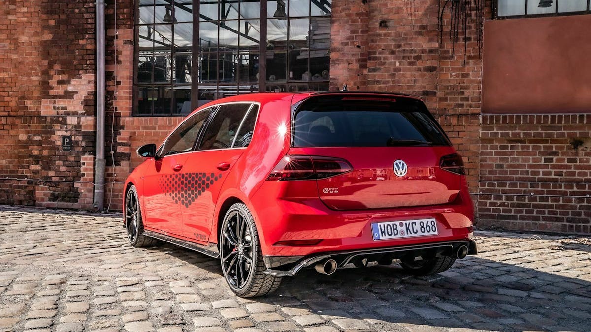 Zu sehen ist der VW Golf 7 GTI TCR von hinten, stehend