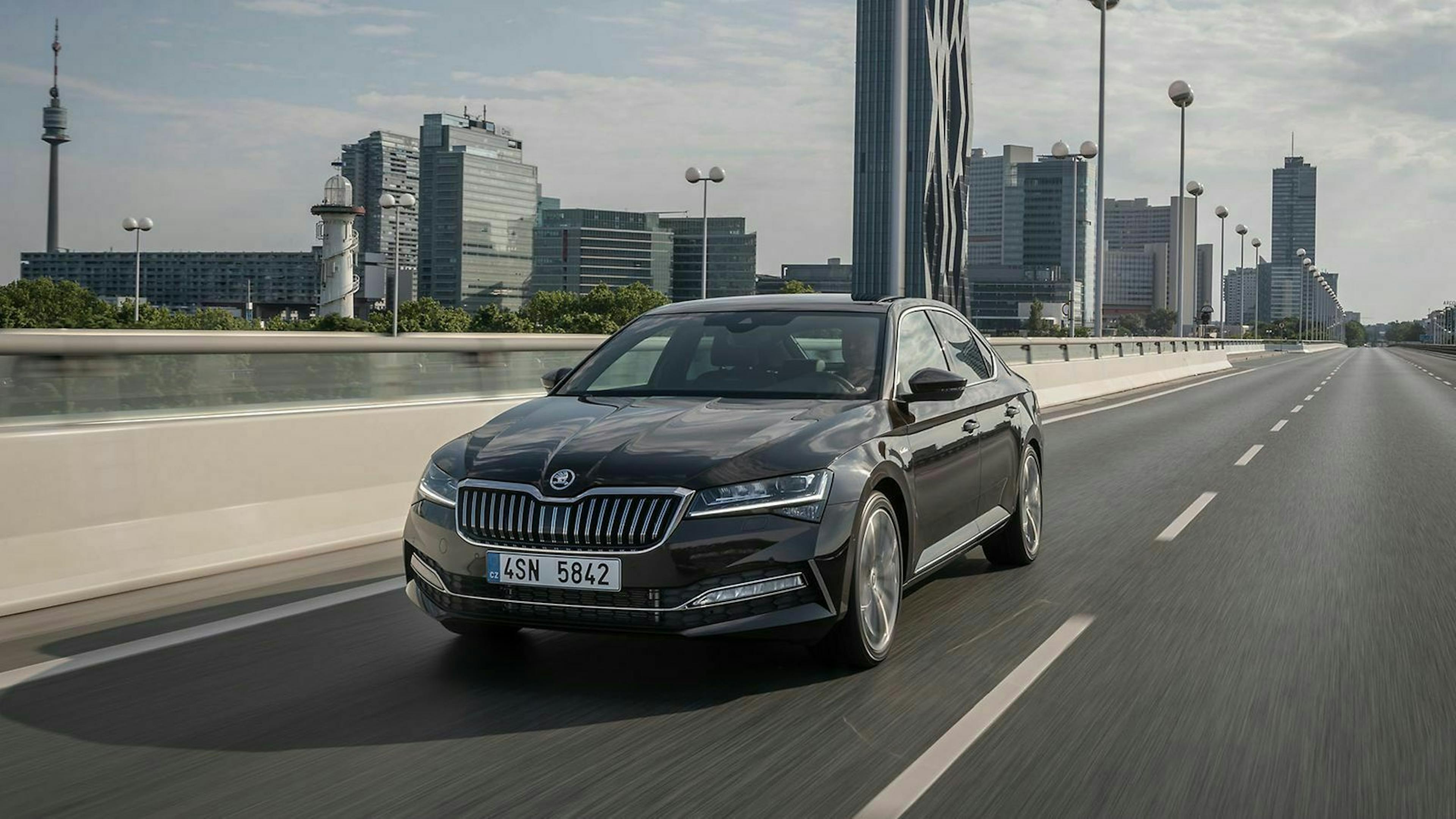 Škoda Superb in Fahrt, fotografiert von vorn rechts