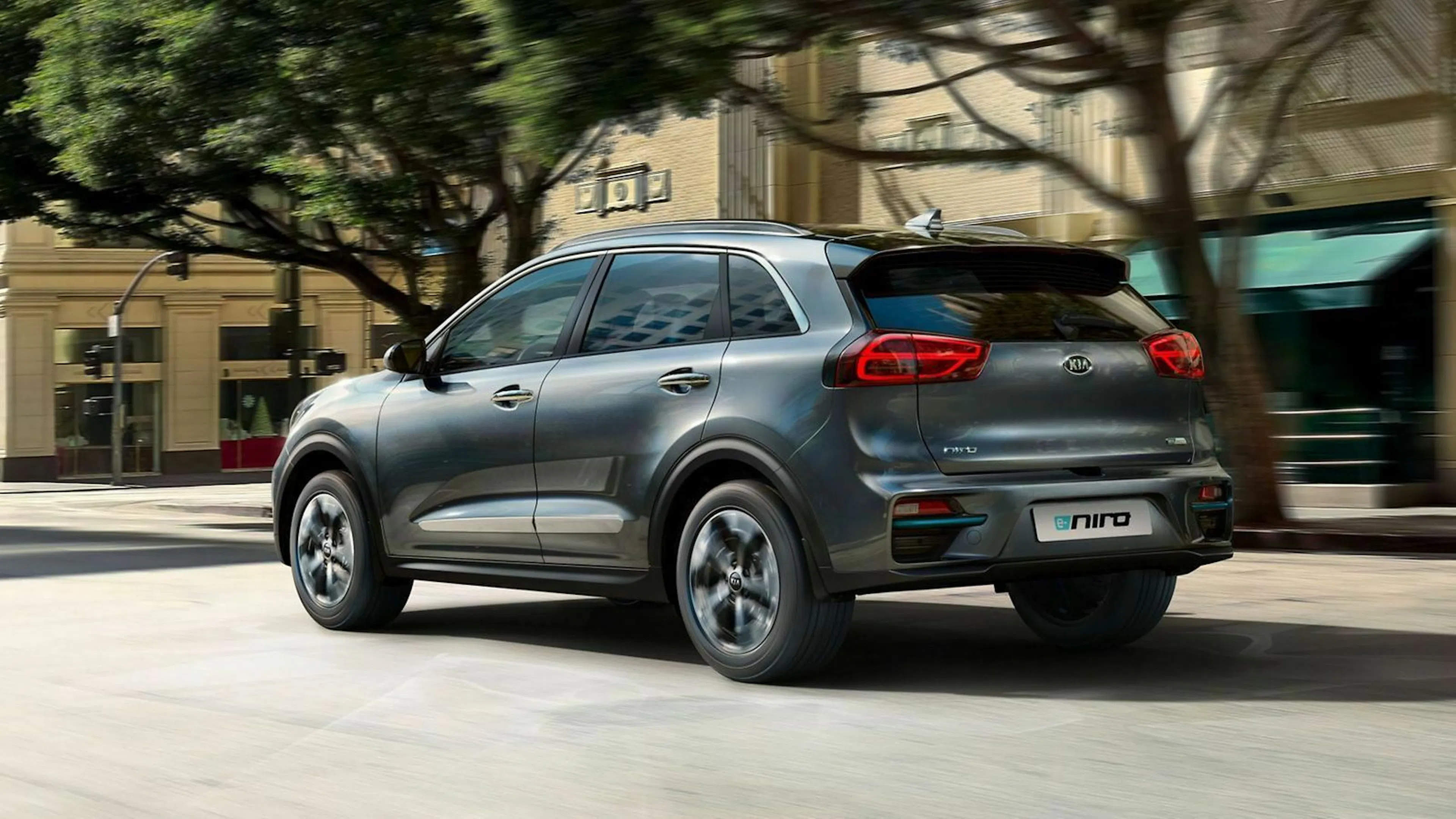 Kia e-Niro Modelljahr 2020 in der Ansicht von hinten links, fahrend