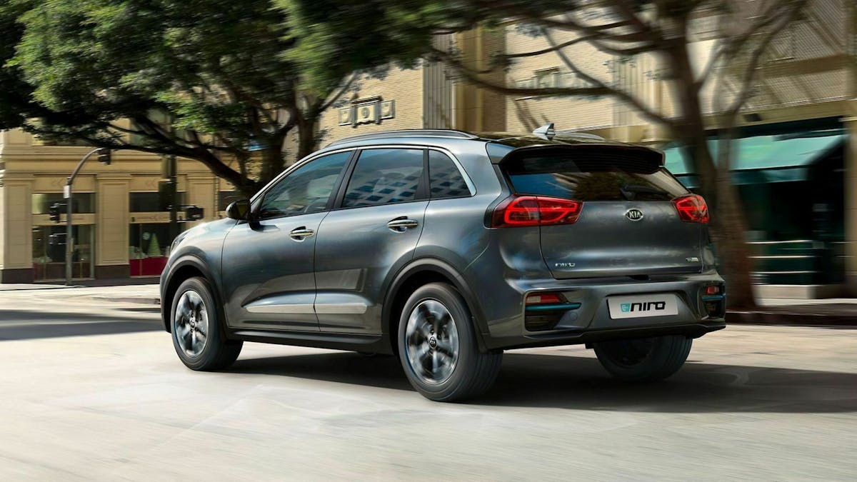 Kia e-Niro Modelljahr 2020 in der Ansicht von hinten links, fahrend