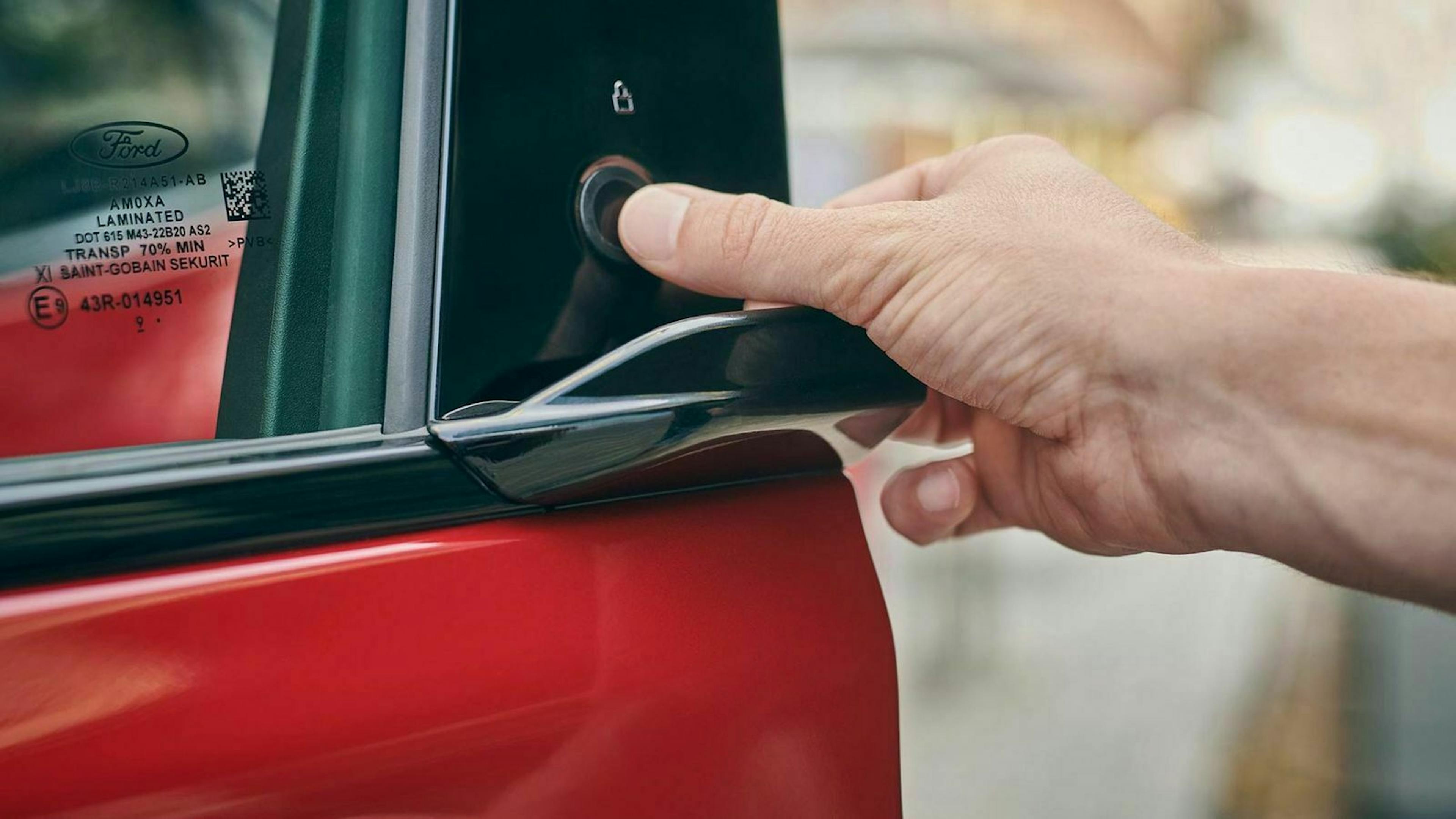 Nahaufnahme des Türgriffs vom Ford Mustang Mach-E