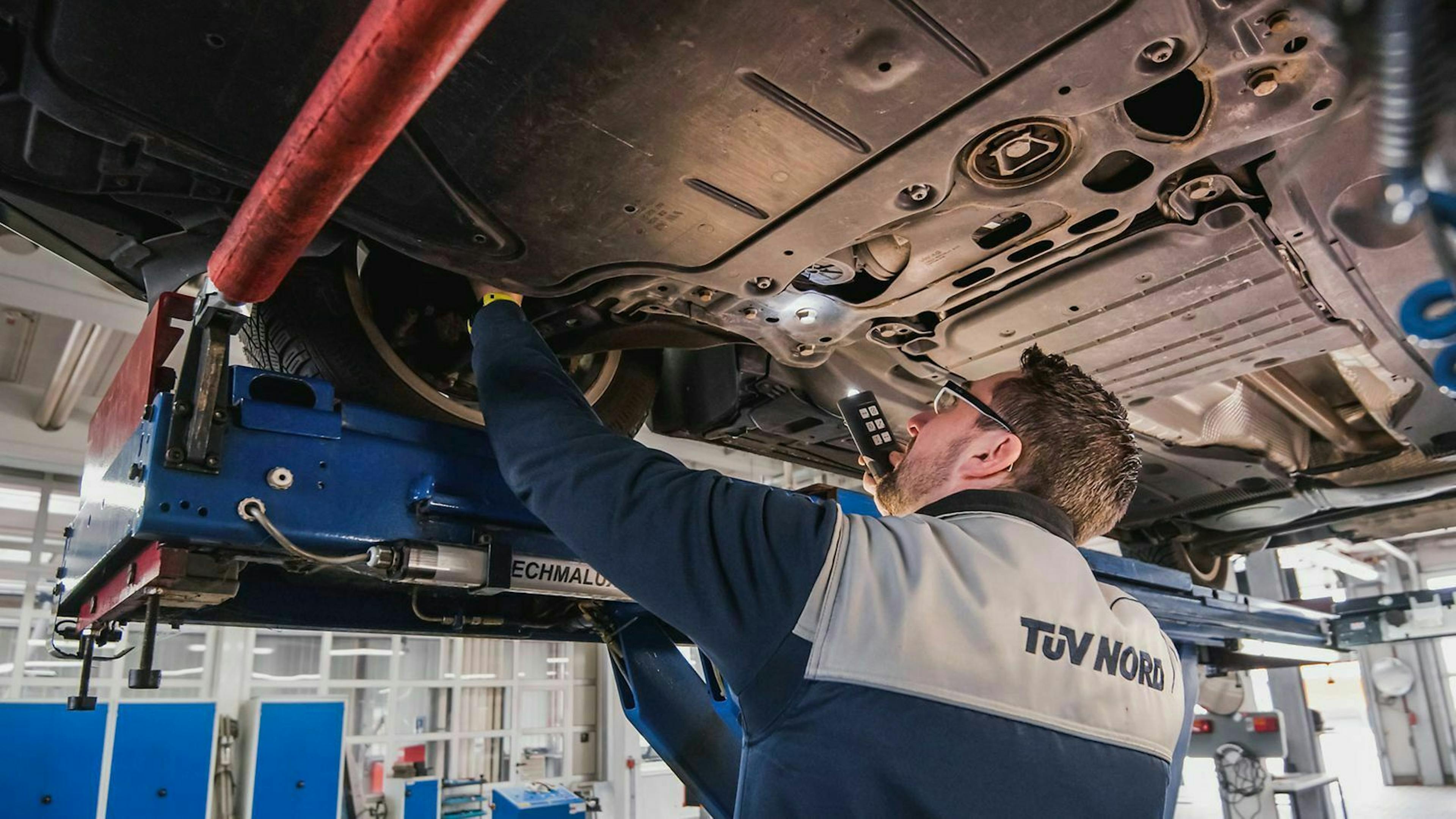 Die Hauptuntersuchung deines Autos übernimmt zum Beispiel der TÜV. 