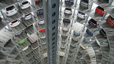 Blick auf eine vertikal angeordnete Ausstellungsfläche eines Autohauses mit Pkw in verschiedenen Farben
