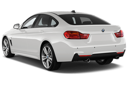 Weißer BMW 4er Gran Coupé von hinten, zeigt elegantes Design mit markanten Heckleuchten und Doppelauspuff.