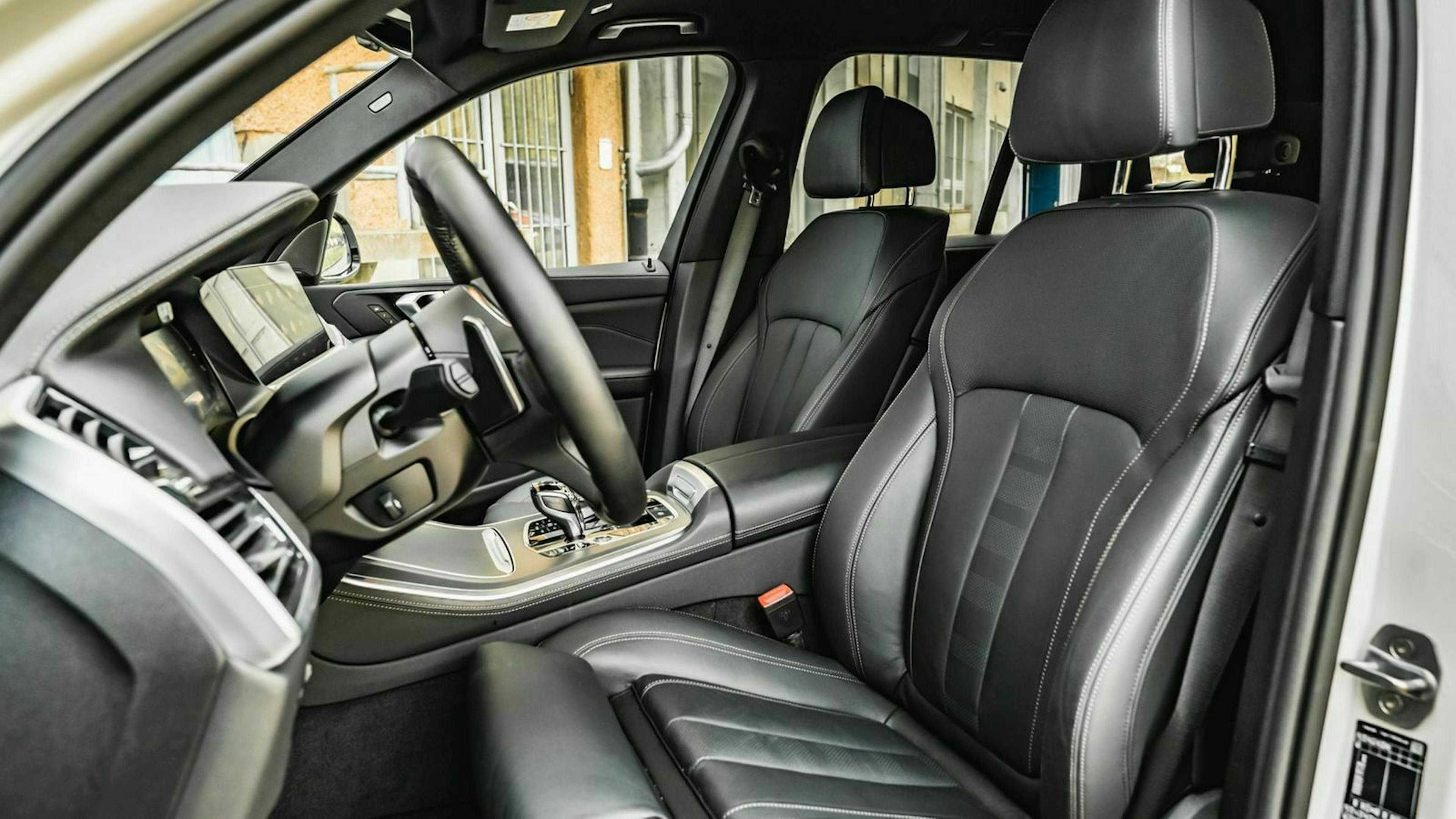 Zu sehen sind die Vordersitze des BMW X5
