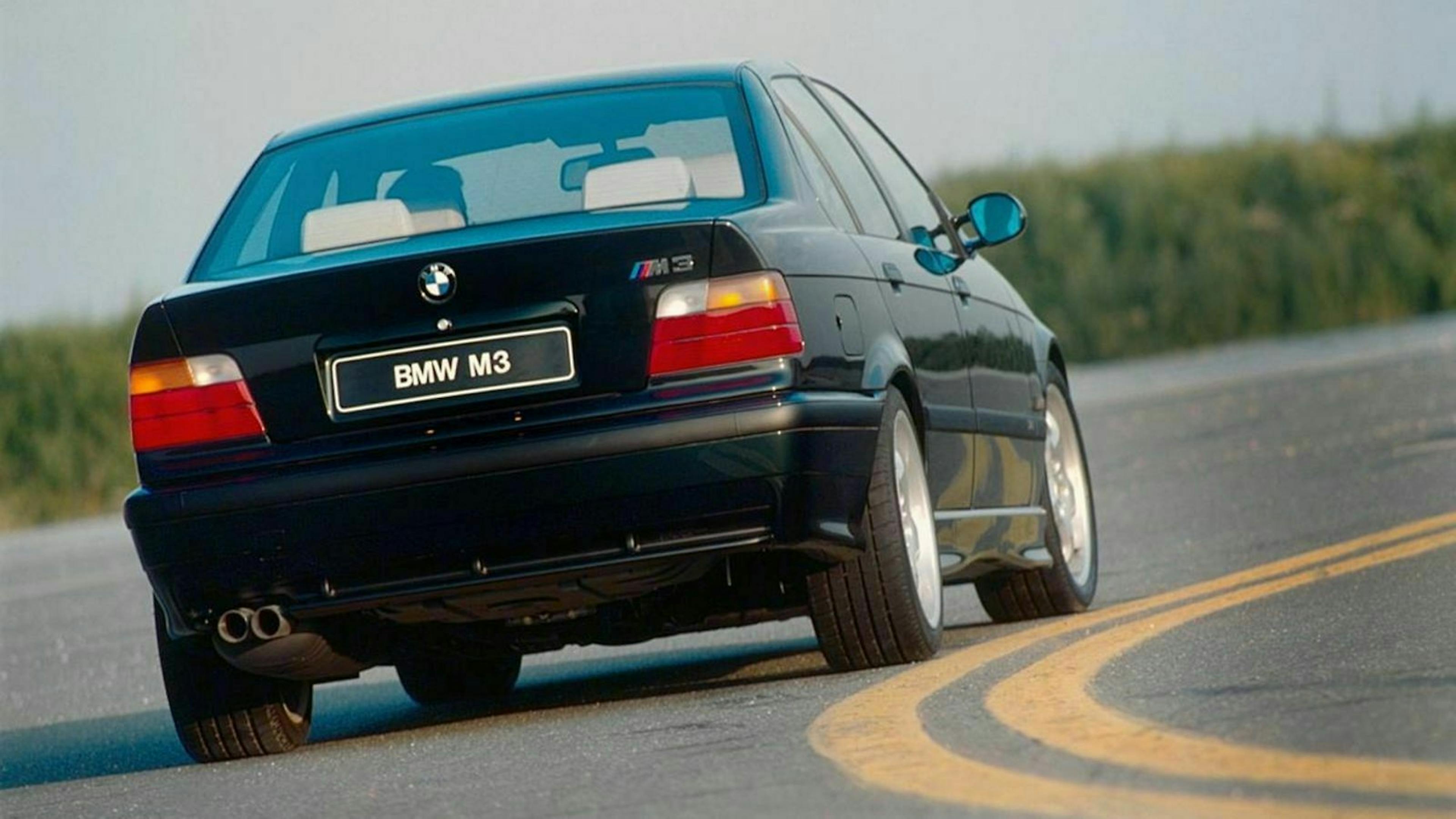 Zu sehen ist der der BMW M3 E36 als Limousine, von hinten