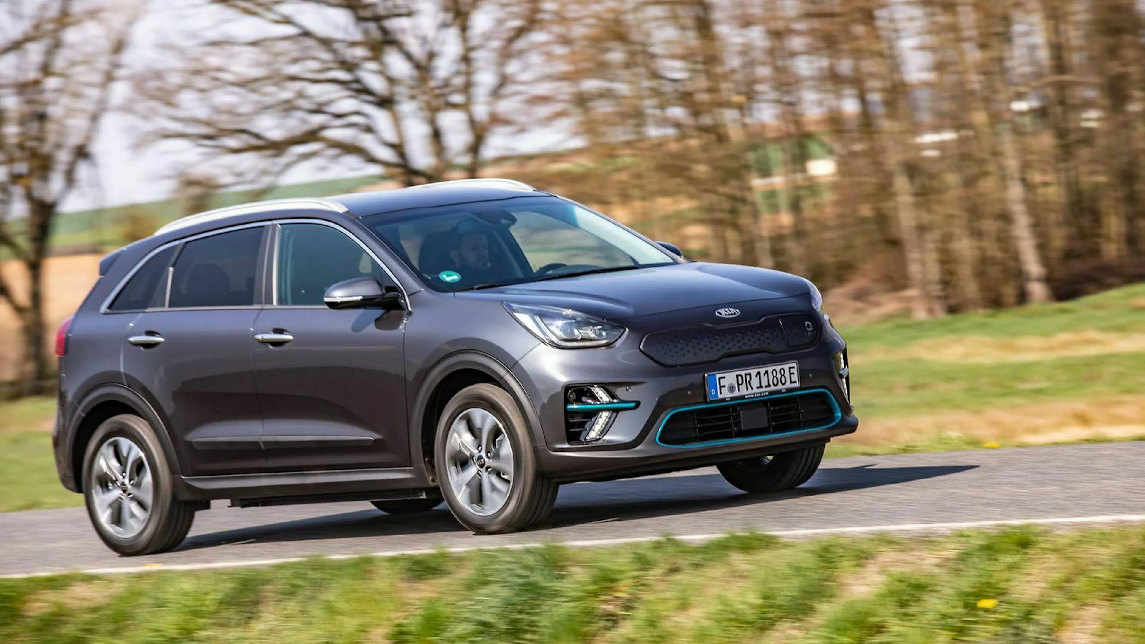 Kia_e-Niro (2019) in der Ansicht von vorne rechts, fahrend